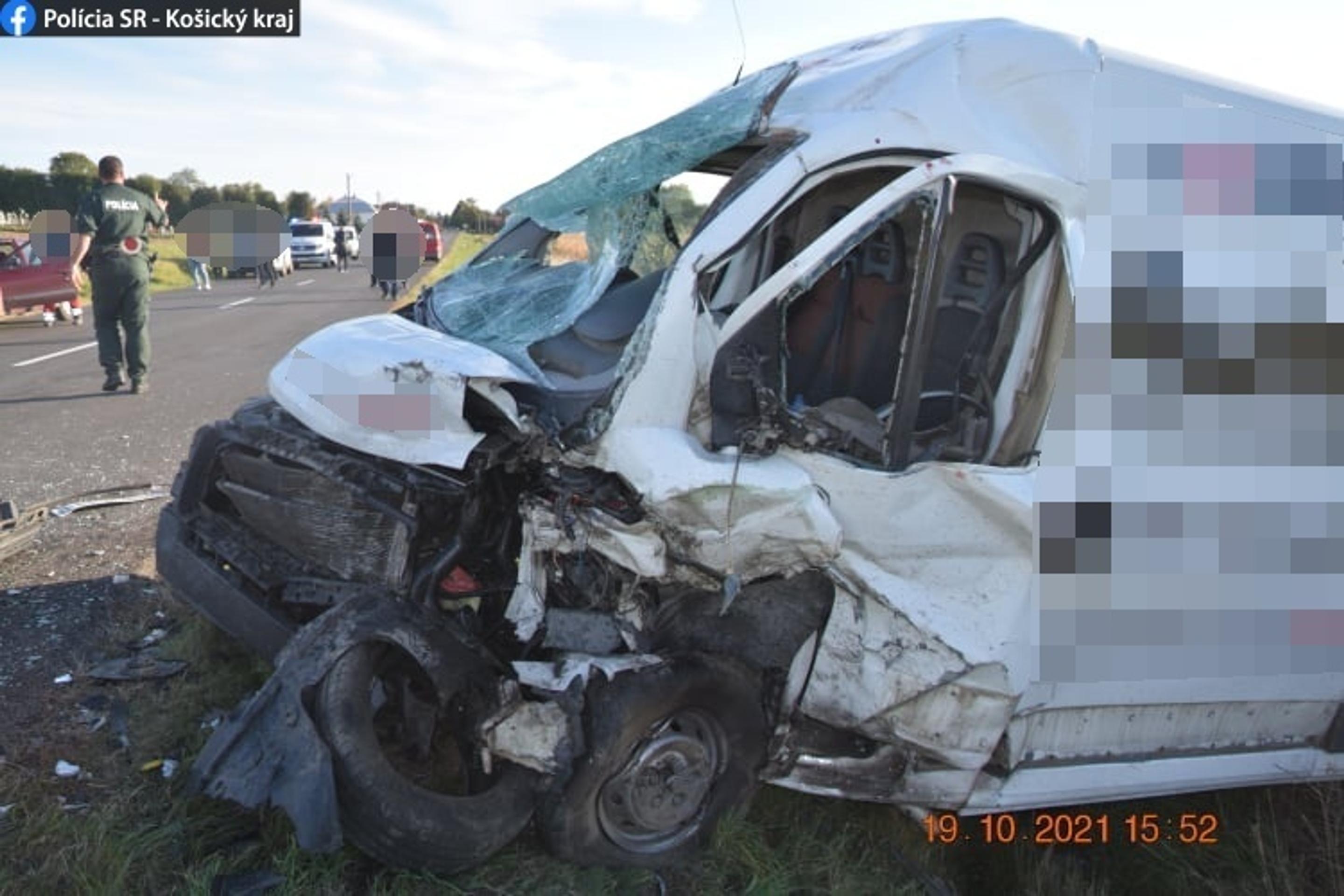 Nákladné auto po čelnej zrážke v Moravanoch.