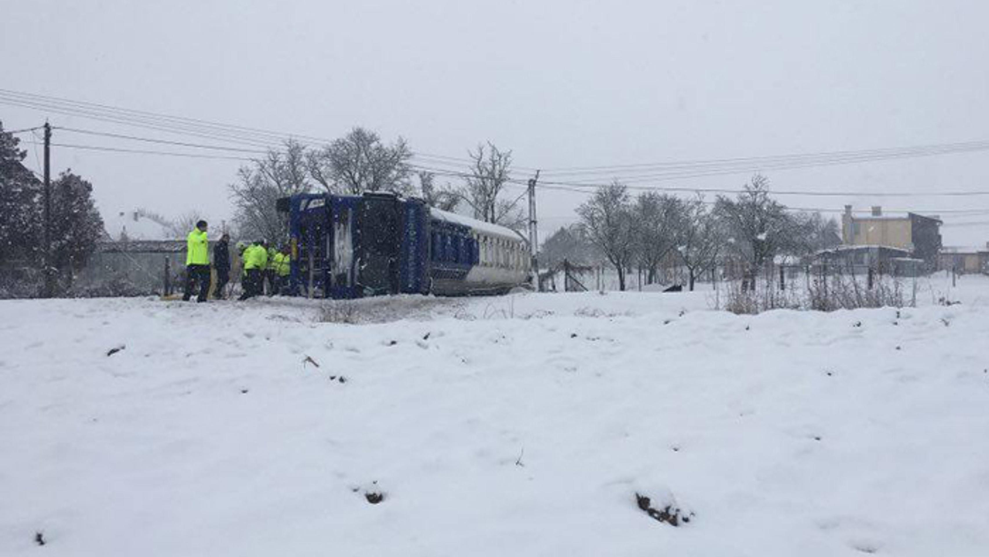Prevrátená cisterna z havarovaného kamiónu vo Fiľakovských Kľačanoch.