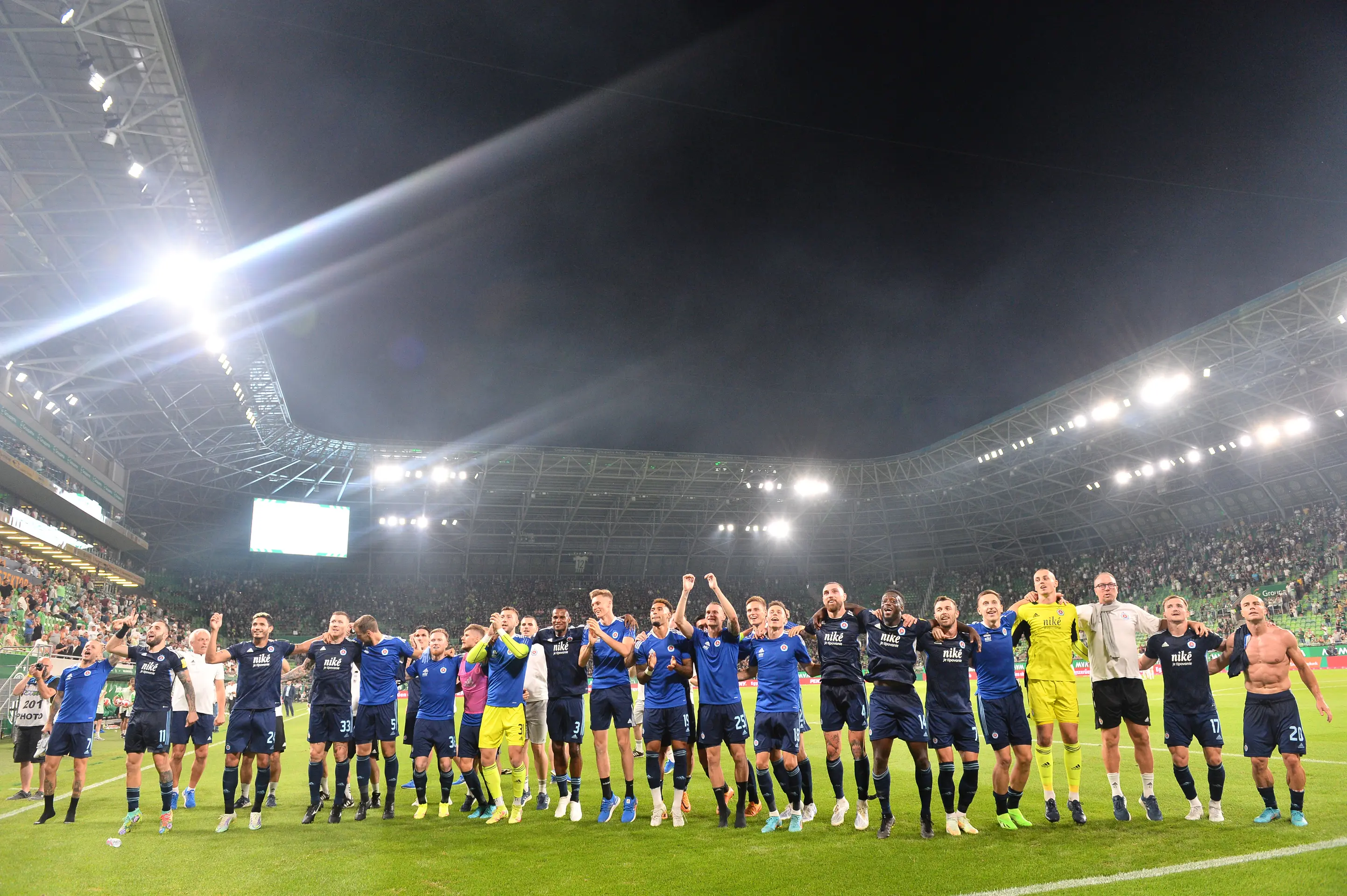 Futbalisti Slovana ďakujú fanúšikom po výhre v zápase 2. predkola Ligy majstrov na pôde Ferencvárosu.