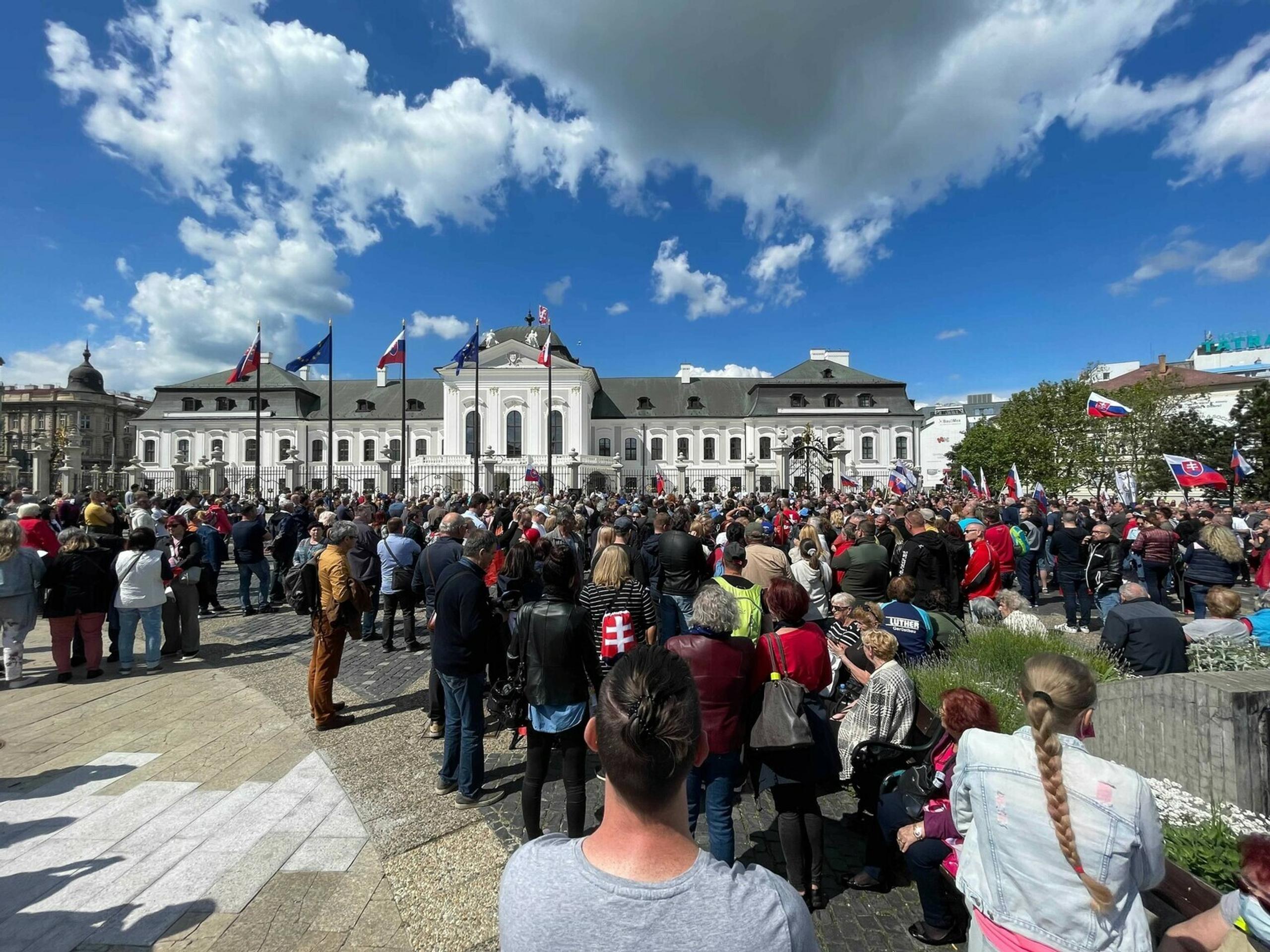 Protest pred Prezidentským palácom.