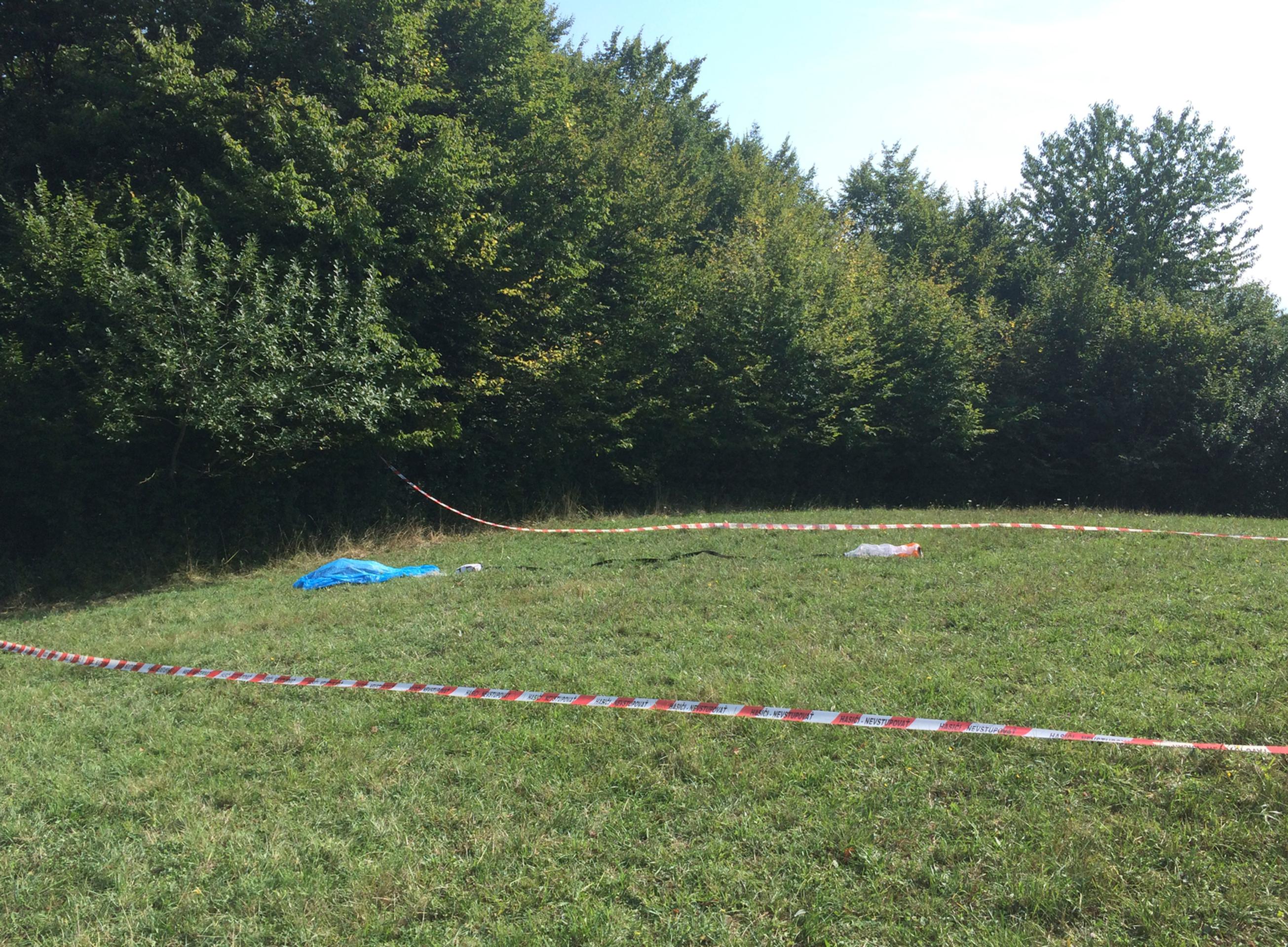 Mŕtvy parašutista neďaleko obce Červený Kameň.