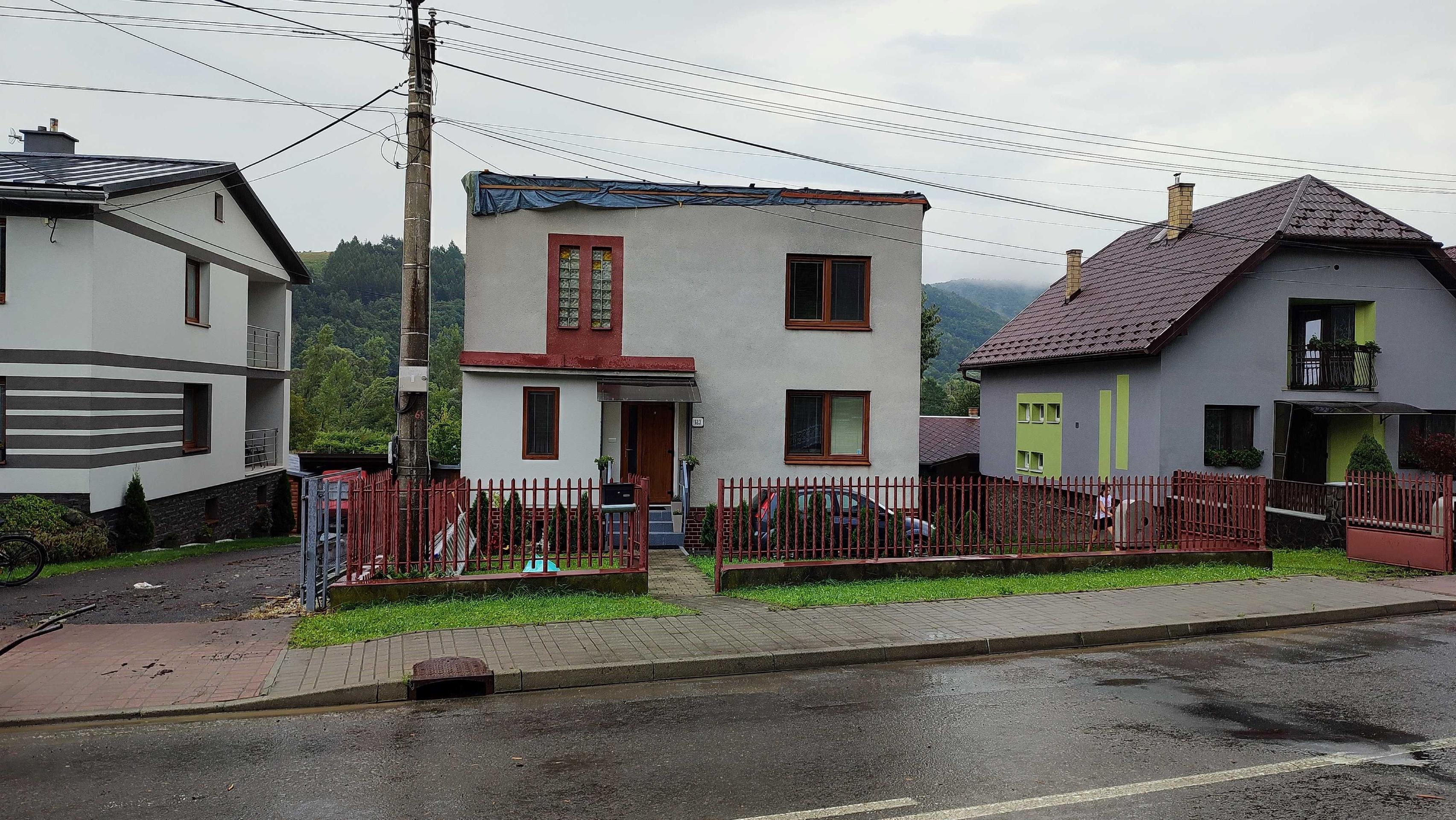 Strhnutá strecha z rodinného domu v obci Hankovce.