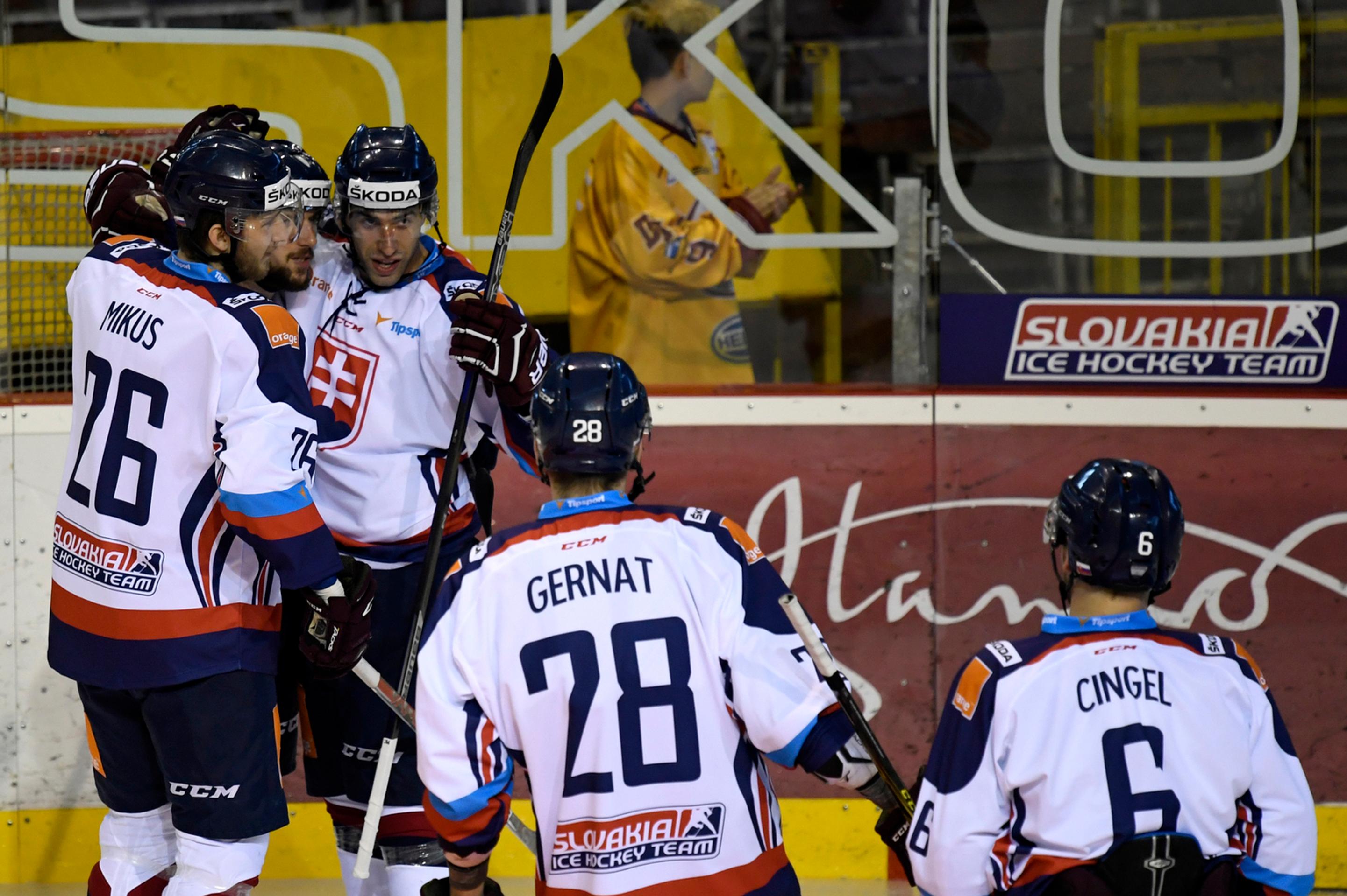 Na snímke tretí sprava Andrej Kudrna (SR) oslavuje svoj úvodný gól so spoluhráčmi v prípravnom zápase pred MS 2017 vo Švajčiarsk
