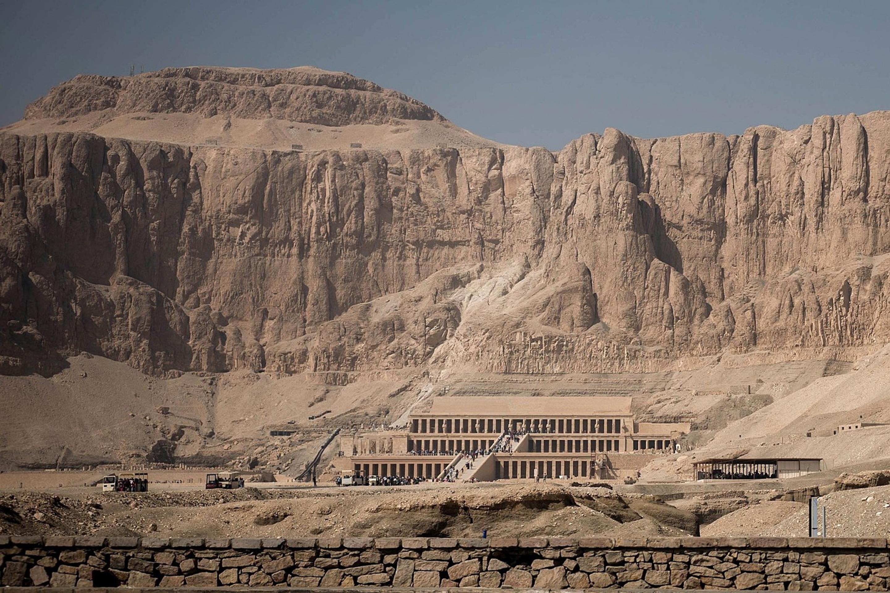 Múmiu objavili v drevenej rakve neďaleko hrobky Senmut v Egypte.