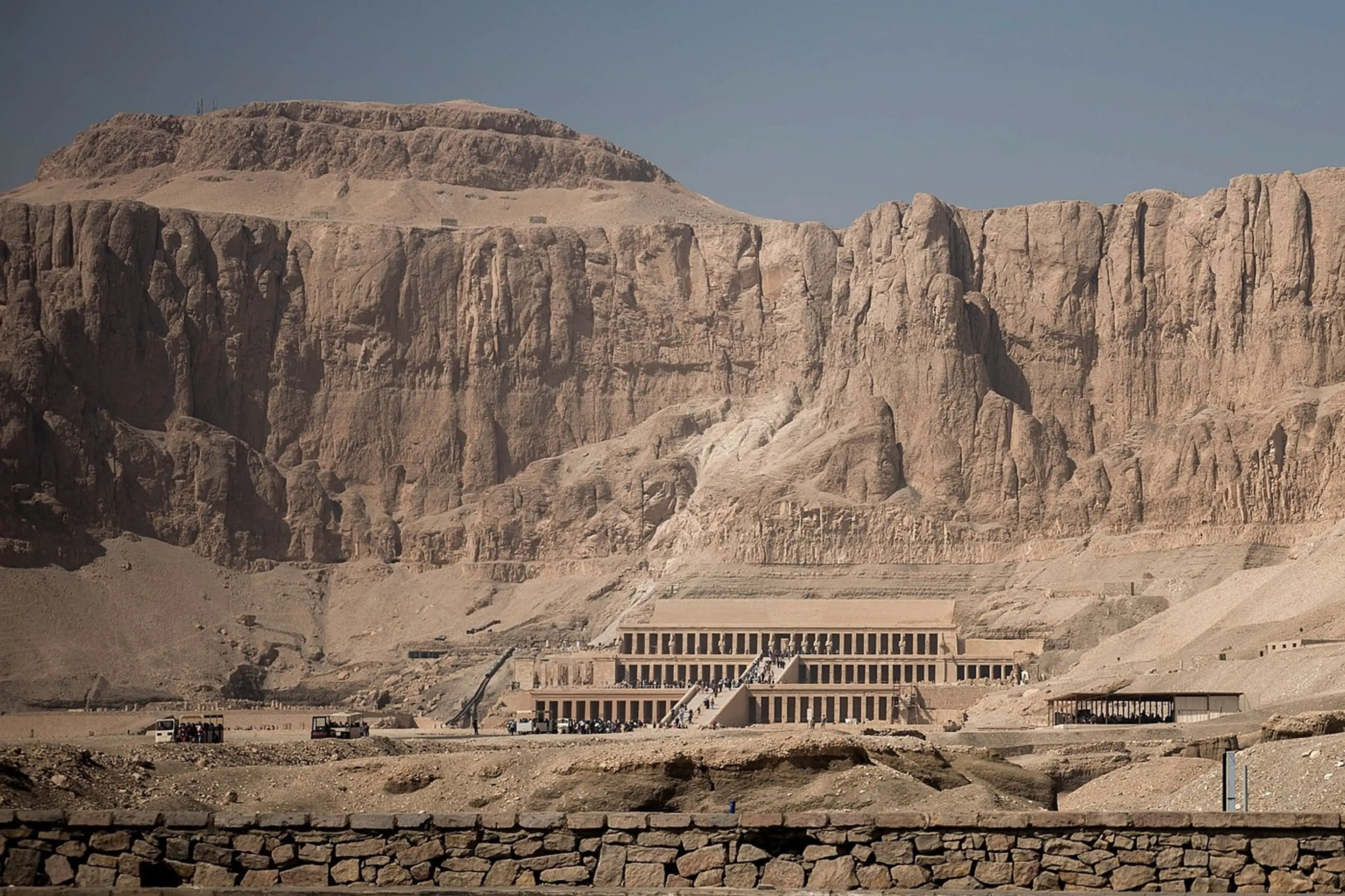 Múmiu objavili v drevenej rakve neďaleko hrobky Senmut v Egypte.