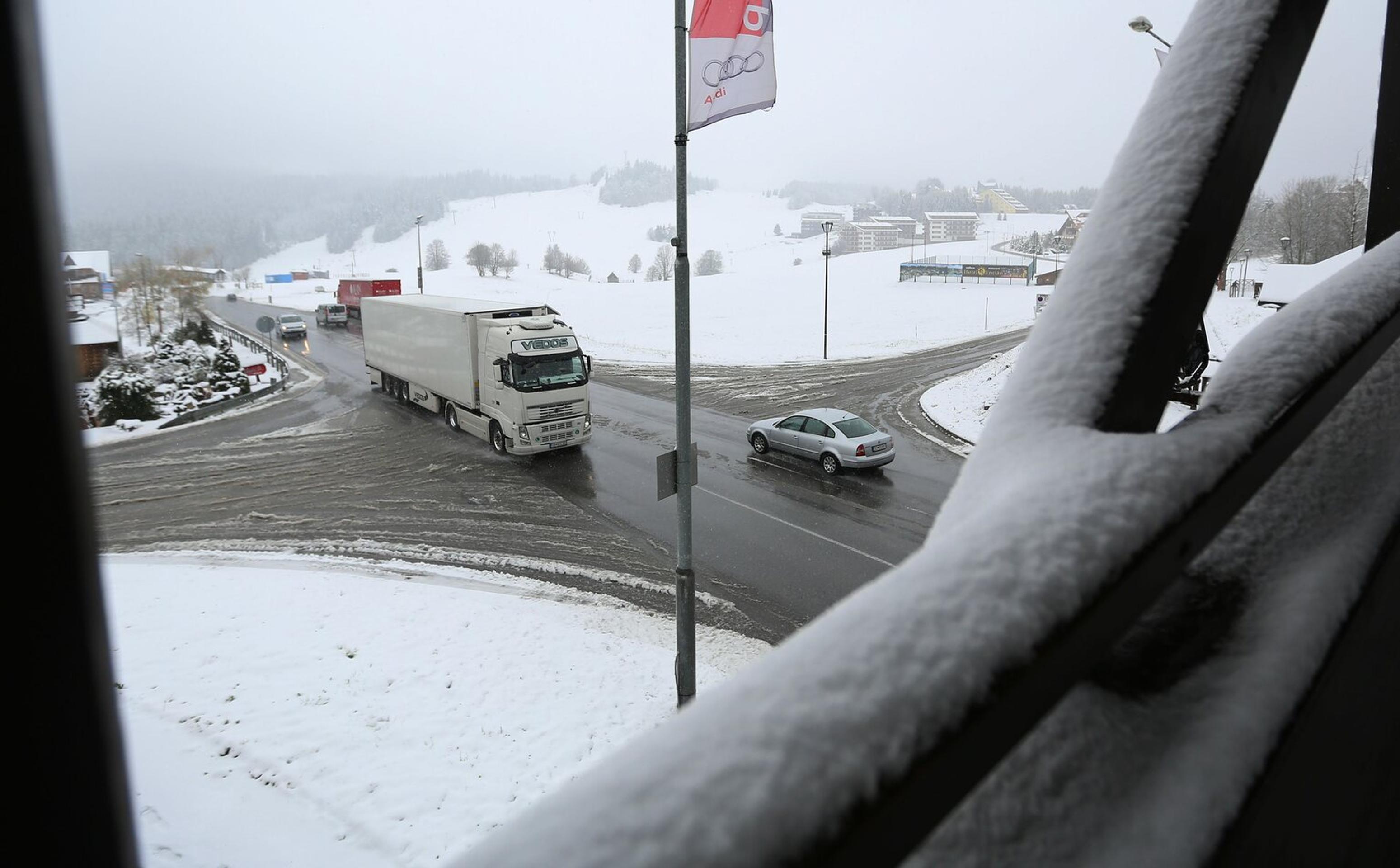 Sneženie na horskom priechode Donovaly 