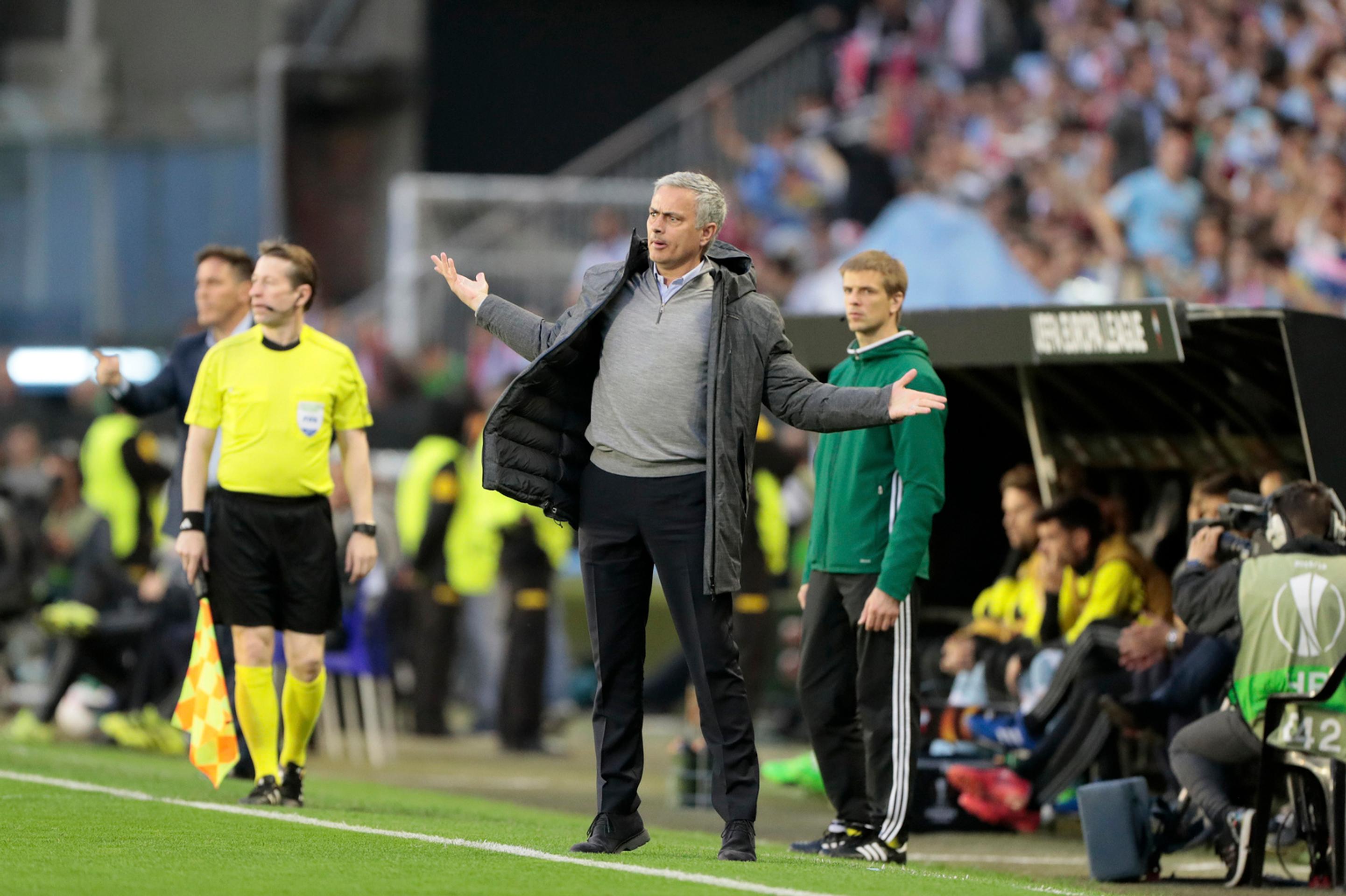 Kouč ManUtd José Mourinho reaguje v semifinále EL proti Celte Vigo.