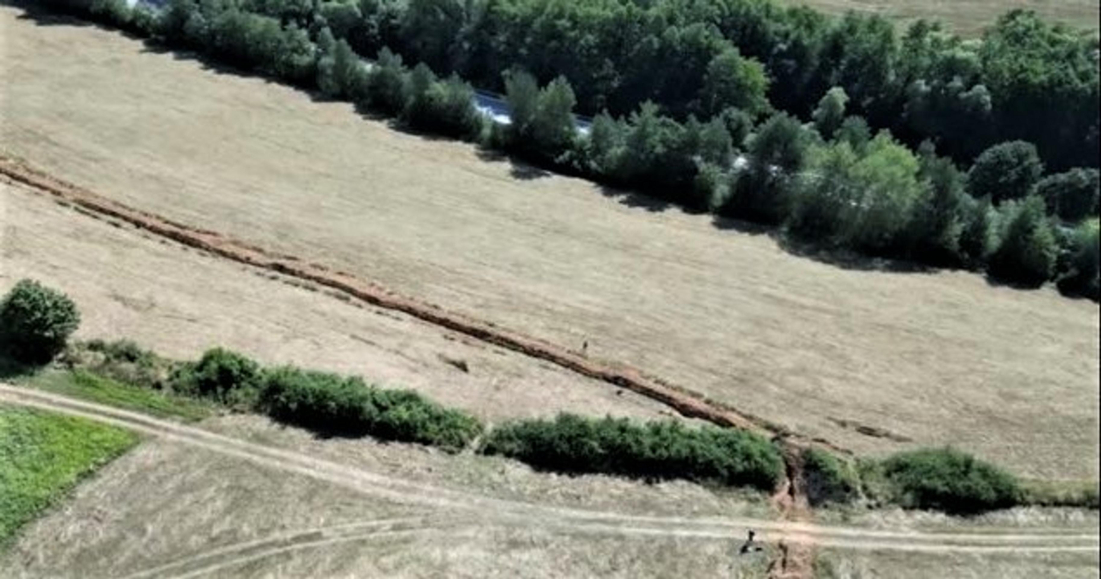 Dlhé jamy po vykopaných kábloch pri obci Kojatice.