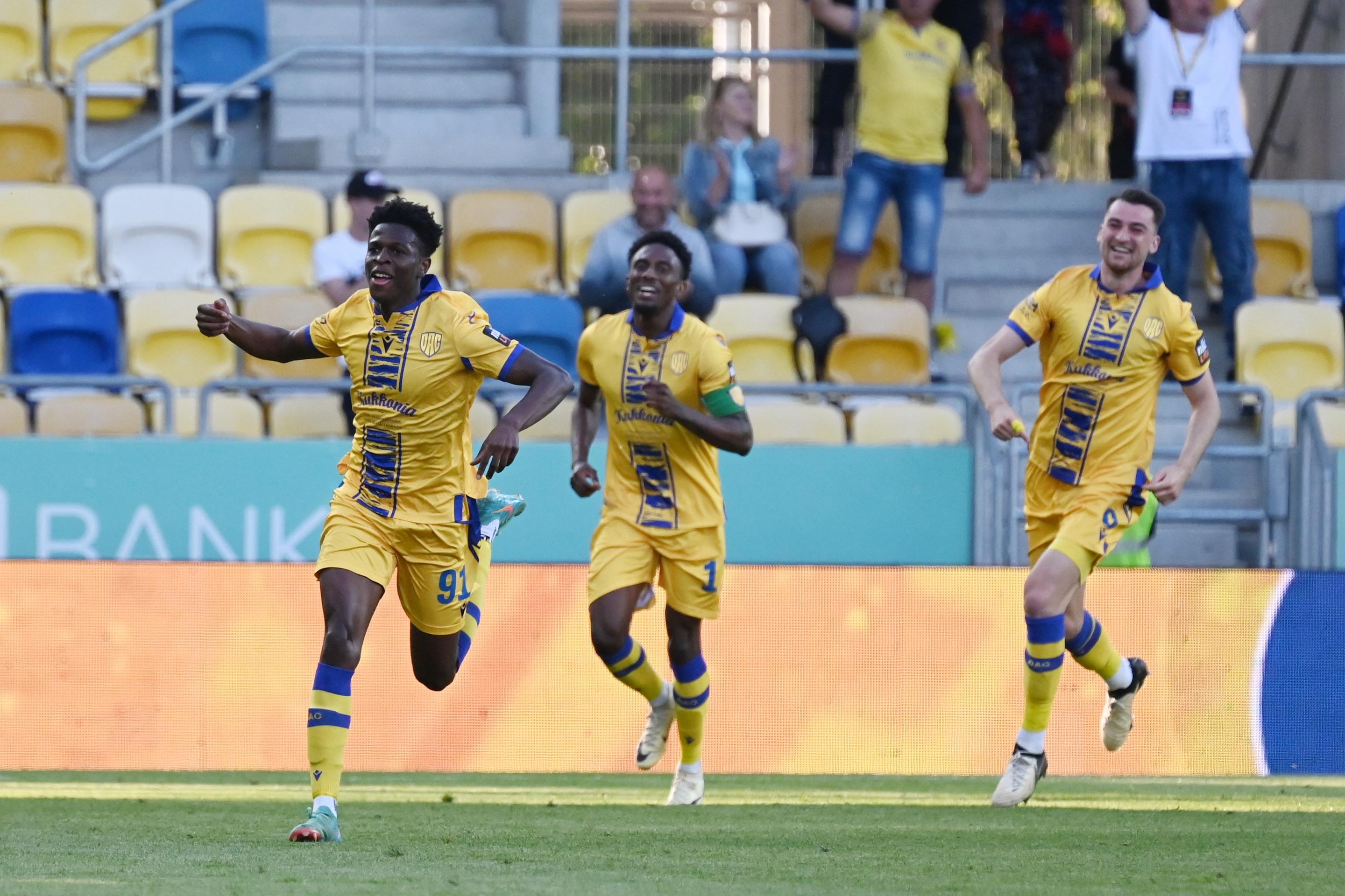 Na snímke radosť hráčov DAC po strelení gólu.