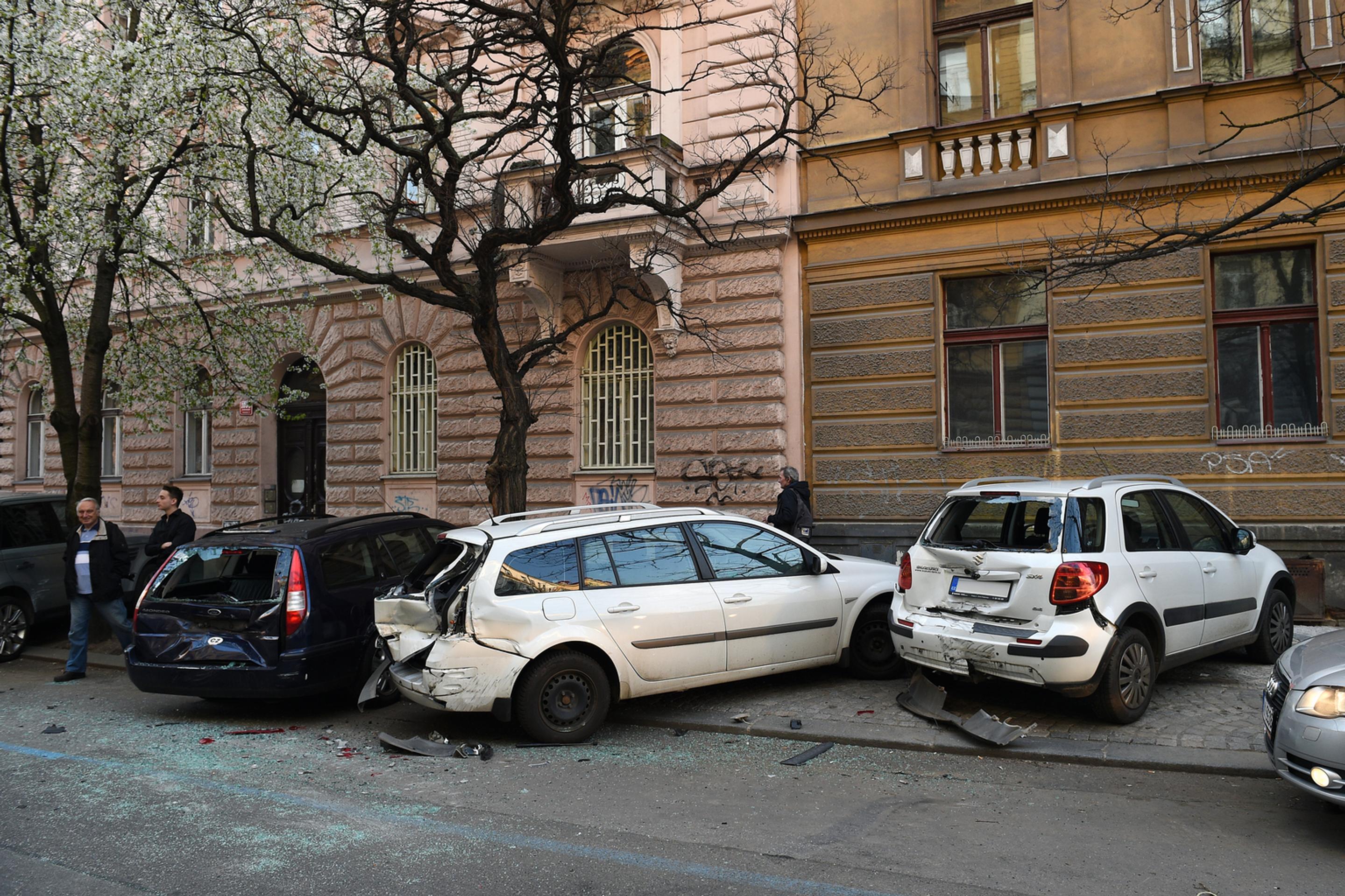 Zdemolované autá v Prahe.