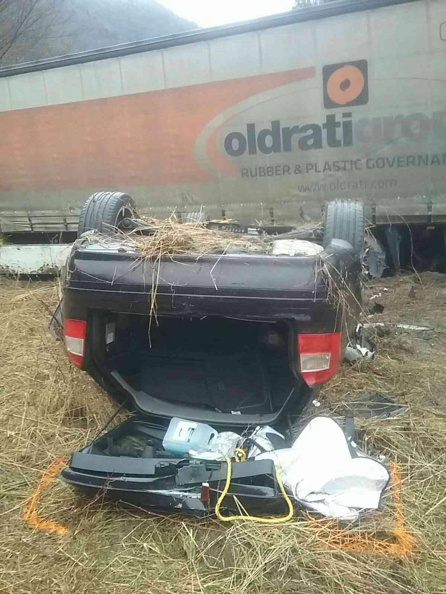 Auto zostalo po zrážke prevrátené.