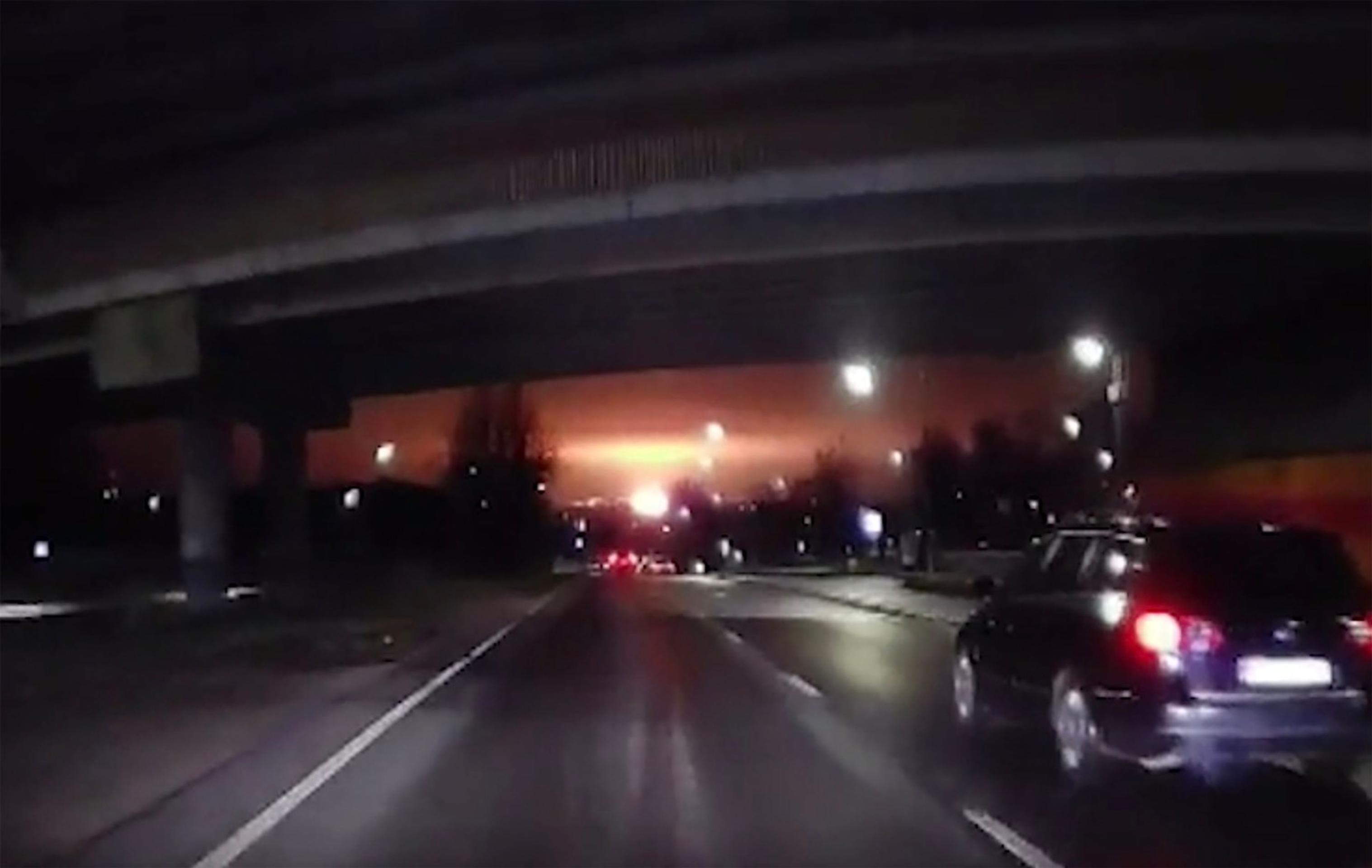 Výbuch po náraze lietadla bolo možné vidieť z obrovskej diaľky.