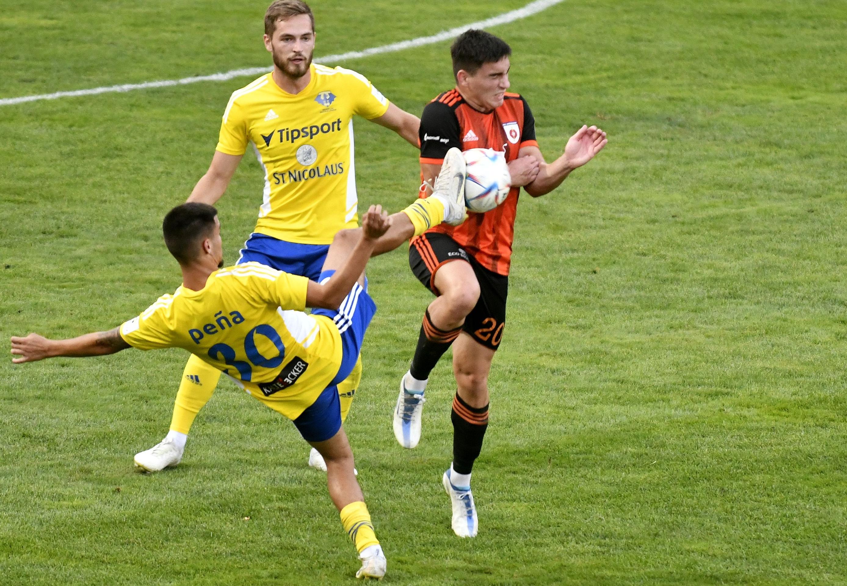 Zľava hráči Michaloviec Brian Perez a Juraj Kotula a Gabriel Halabrín z Ružomberka v zápase 8. kola Fortuna ligy.