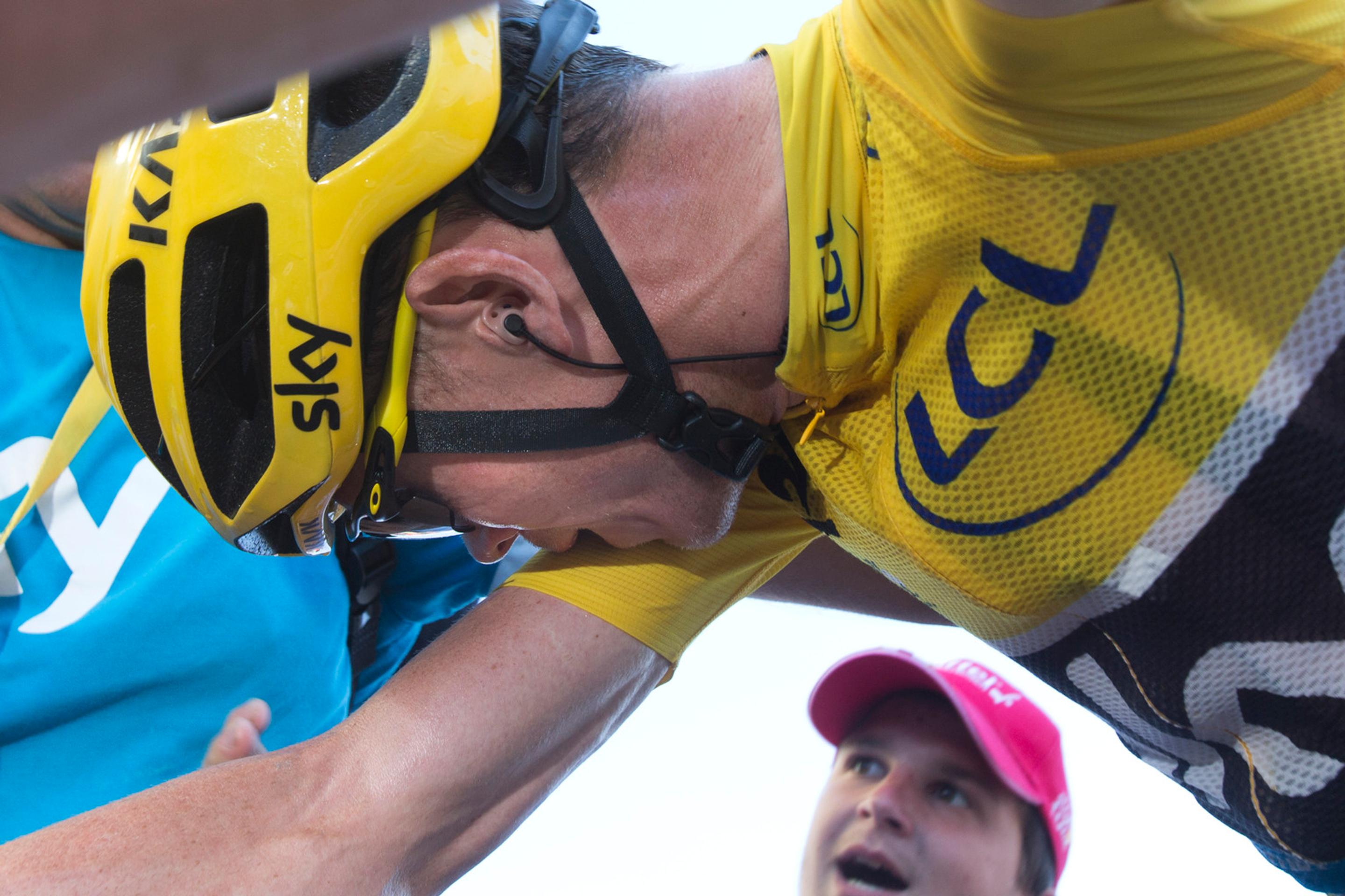 Zničený, no šťastný víťaz Tour de France 2015 Chris Froome.
