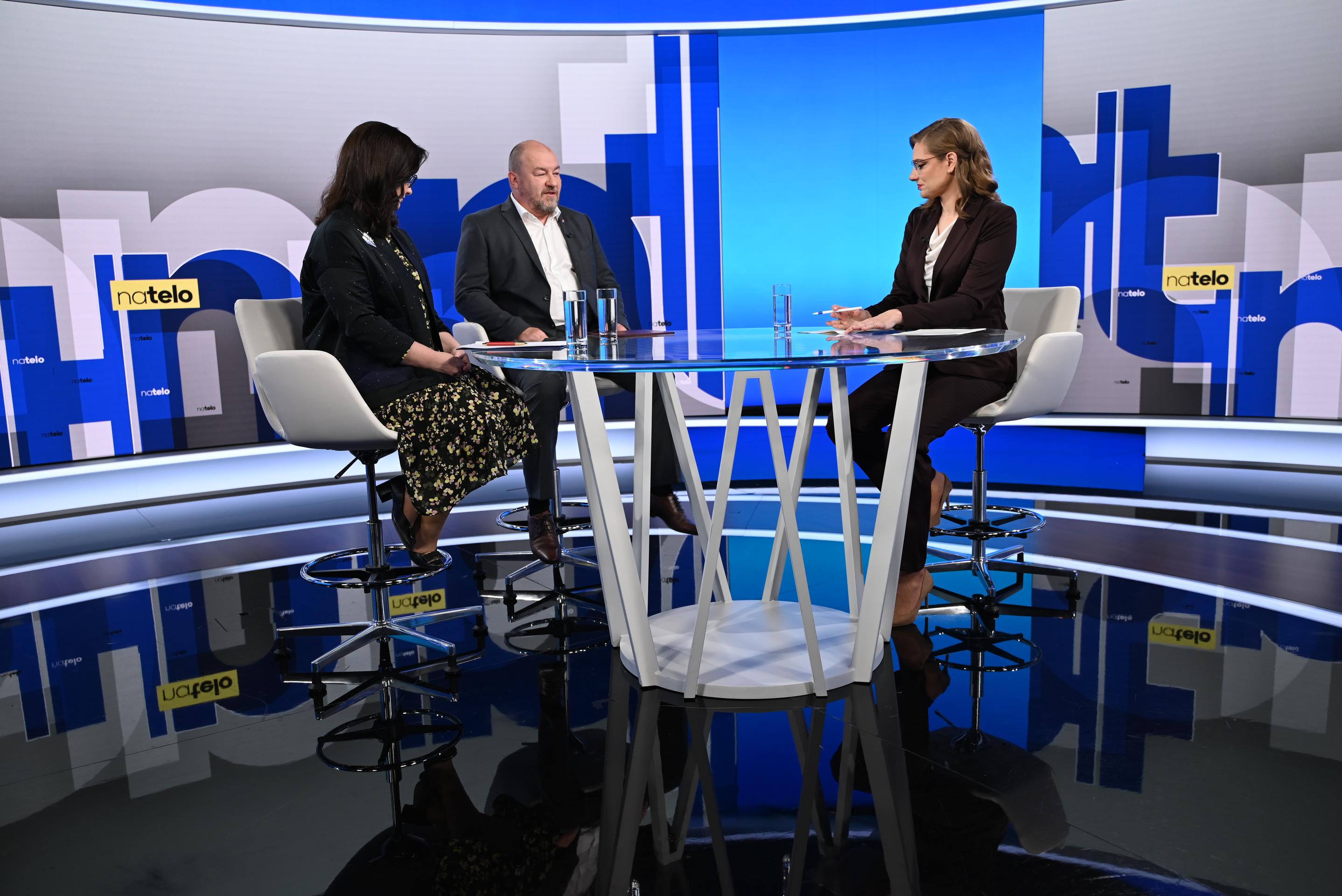 Moderátorka Karolína Lacová diskutovala v relácii Na telo s hosťami Rudolfom Huliakom (Národná koalícia), ministrom cestovného ruchu a športu a Zuzanou Mesterovou, poslankyňou Progresívneho Slovenska