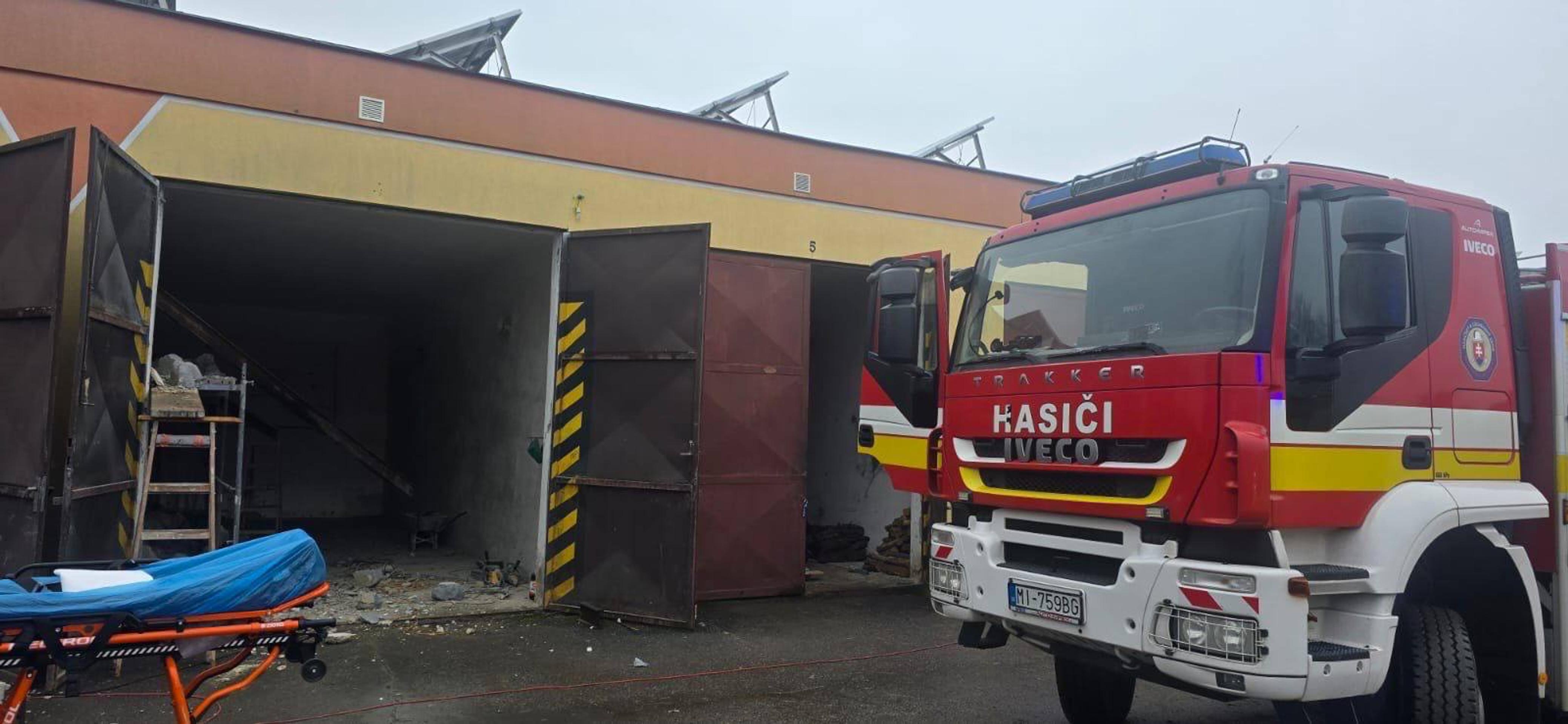 Pád strechy vo Veľkých Kapušanoch.