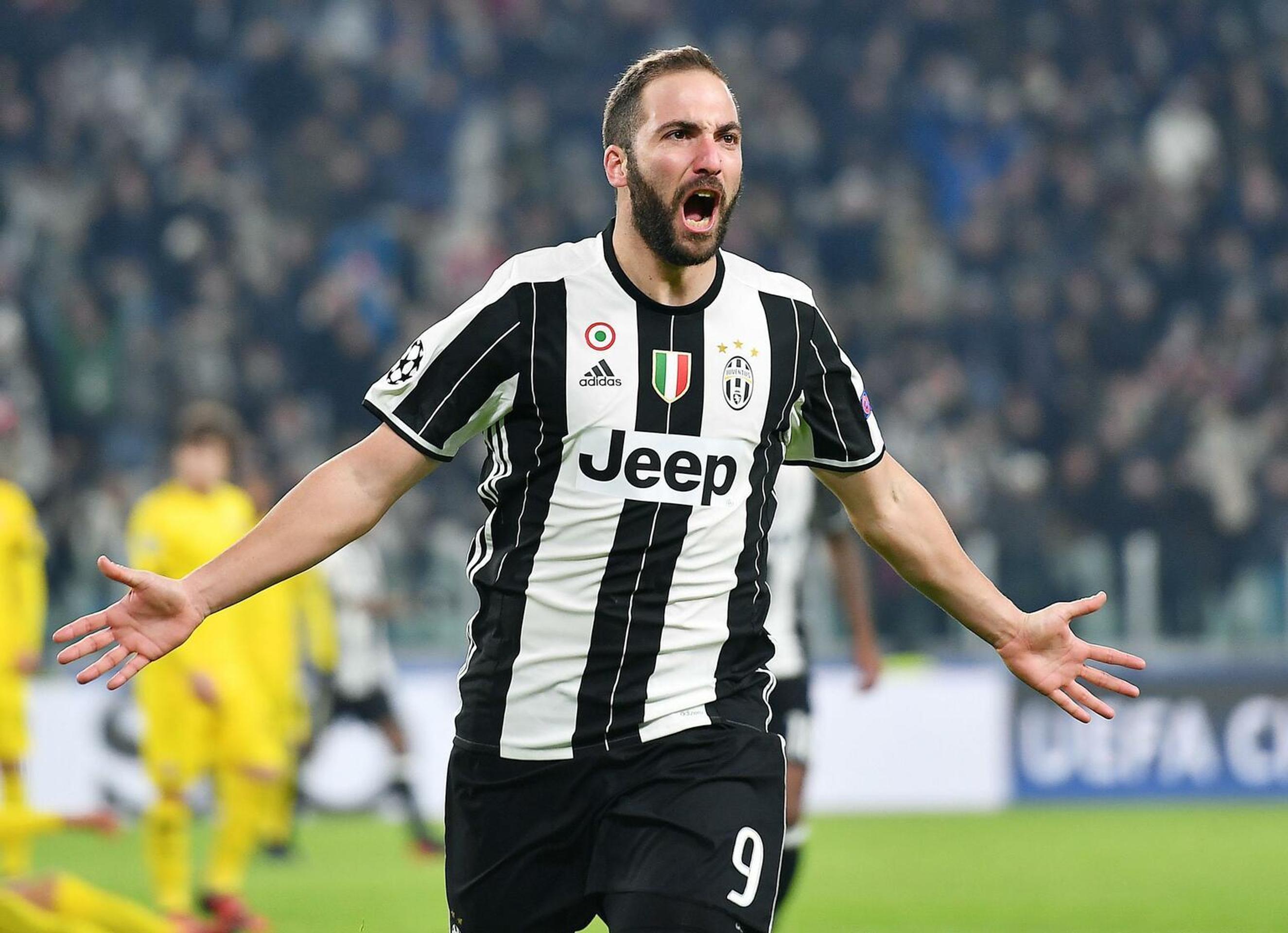 Útočník Juventusu Gonzalo Higuaín jasá po góle v dueli LM proti Dinamu Záhreb.