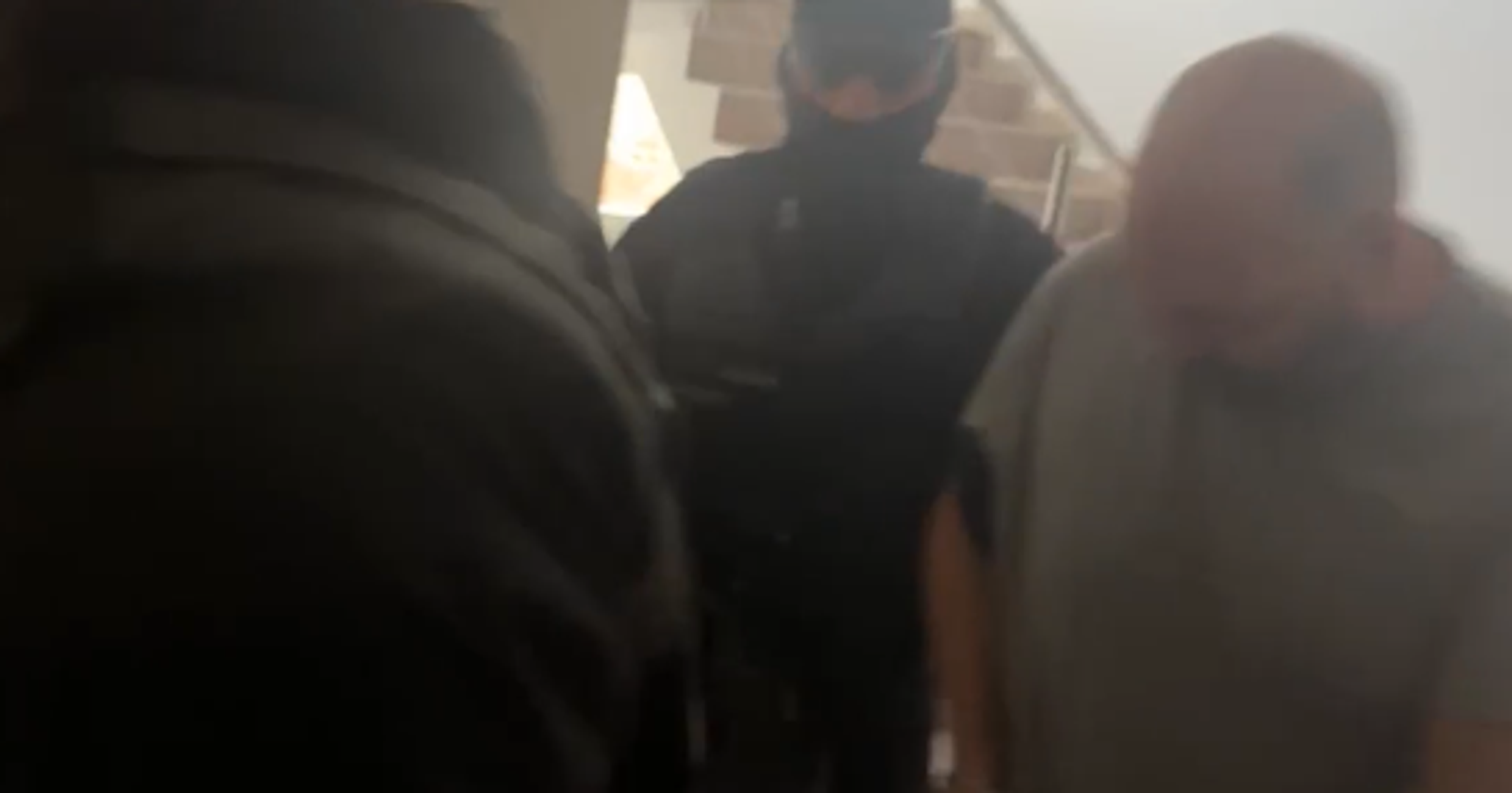 Eskorta priviezla na súd v Trnave Tomáša obvineného z vraždy rodičov.