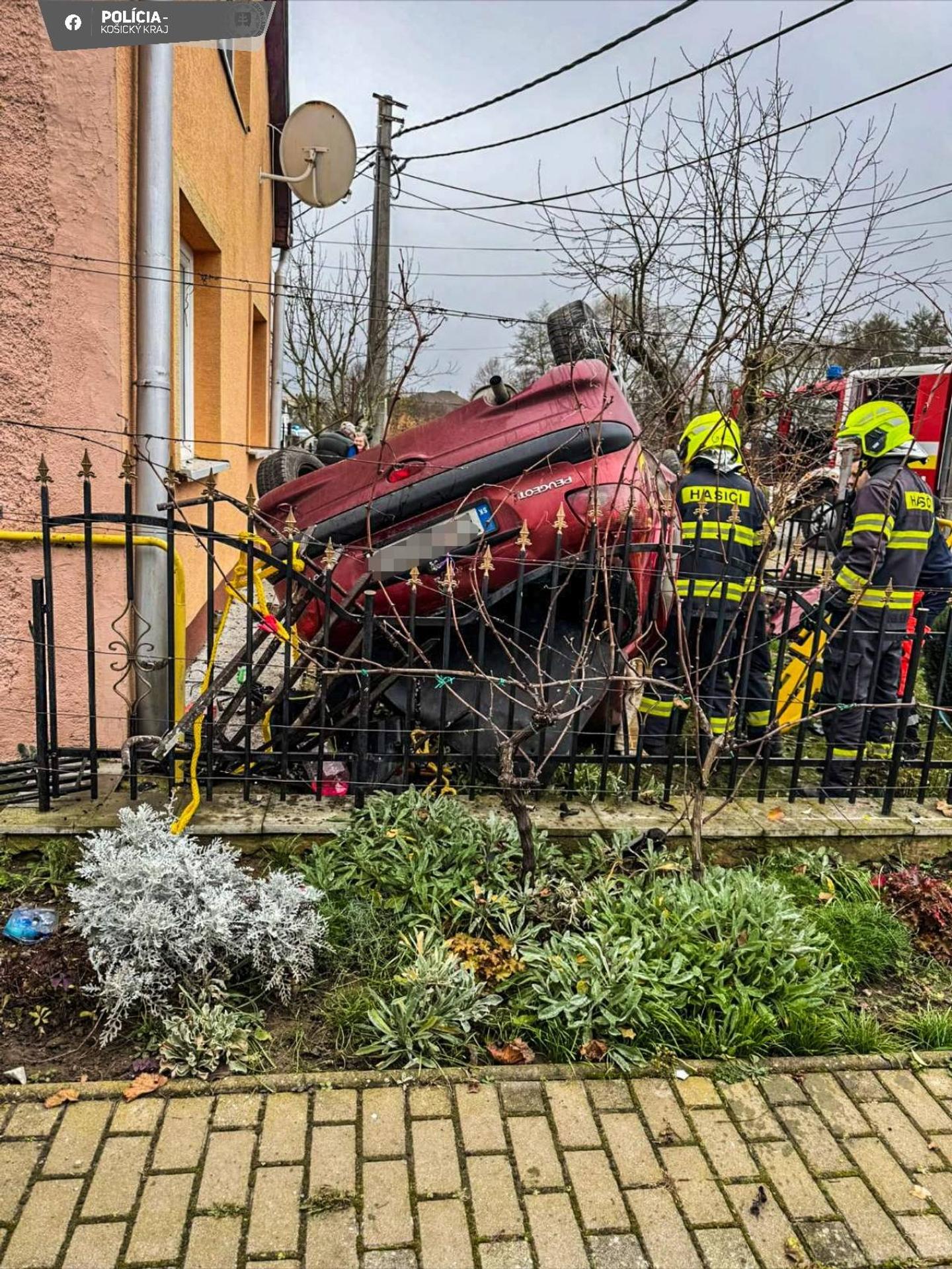 Auto skončilo na streche