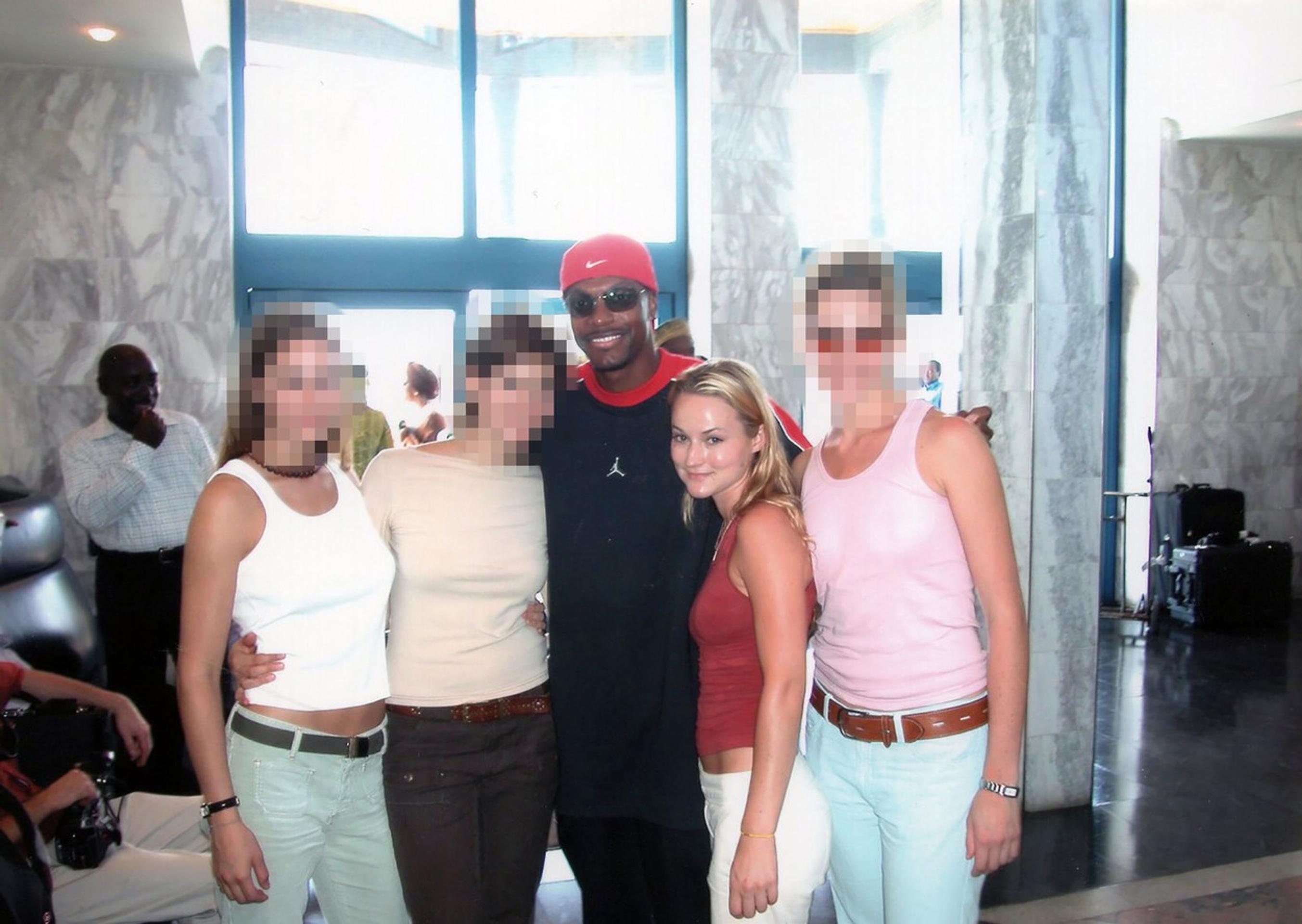 Ostro zvráteného finančníka mal navštevovať aj herec Chris Tucker.