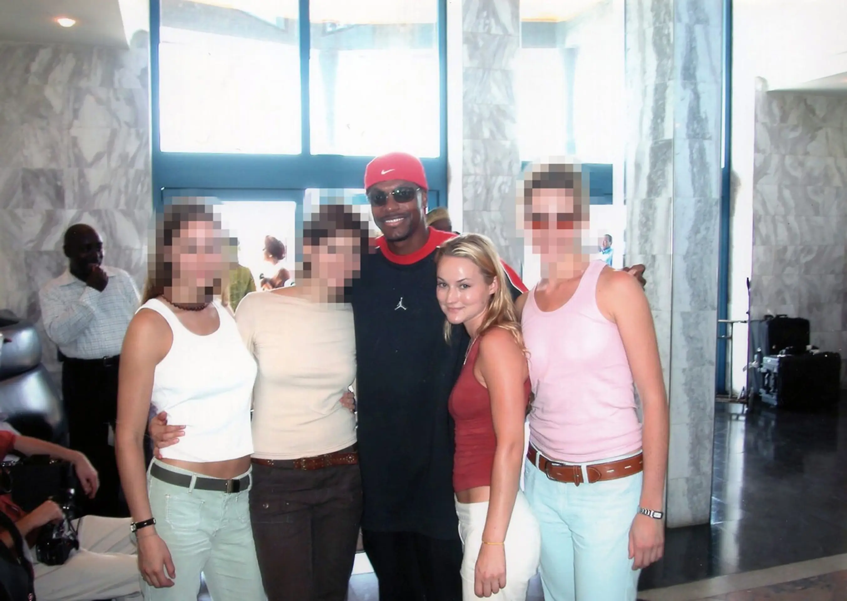 Ostro zvráteného finančníka mal navštevovať aj herec Chris Tucker.