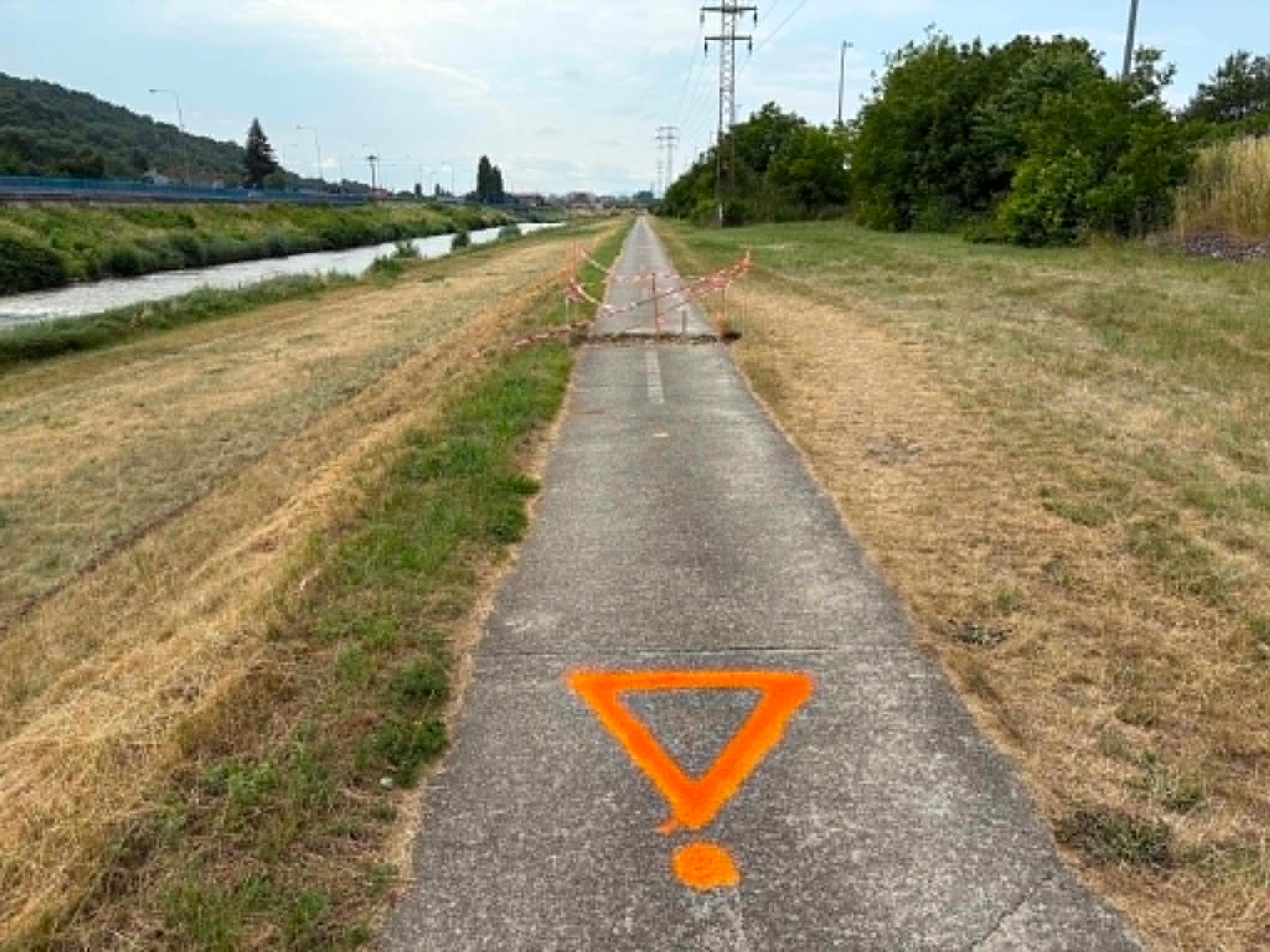 Cesta, ktorú zničili horúčavy.