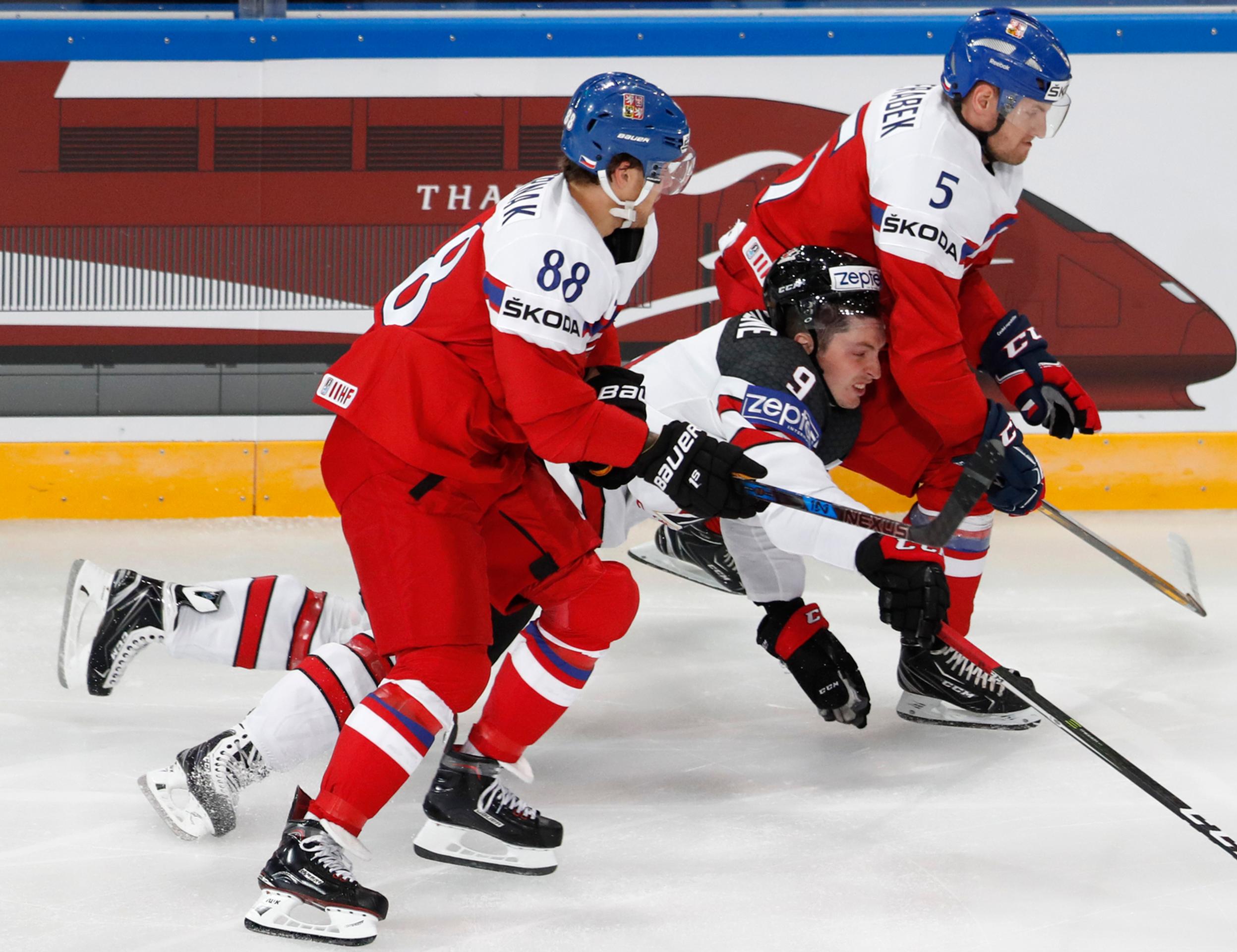 Dvojica Čechov Jakub Jeřábek (vpravo) a David Pastrňák bráni v dueli MS 2017 Matta Duchena z Kanady.