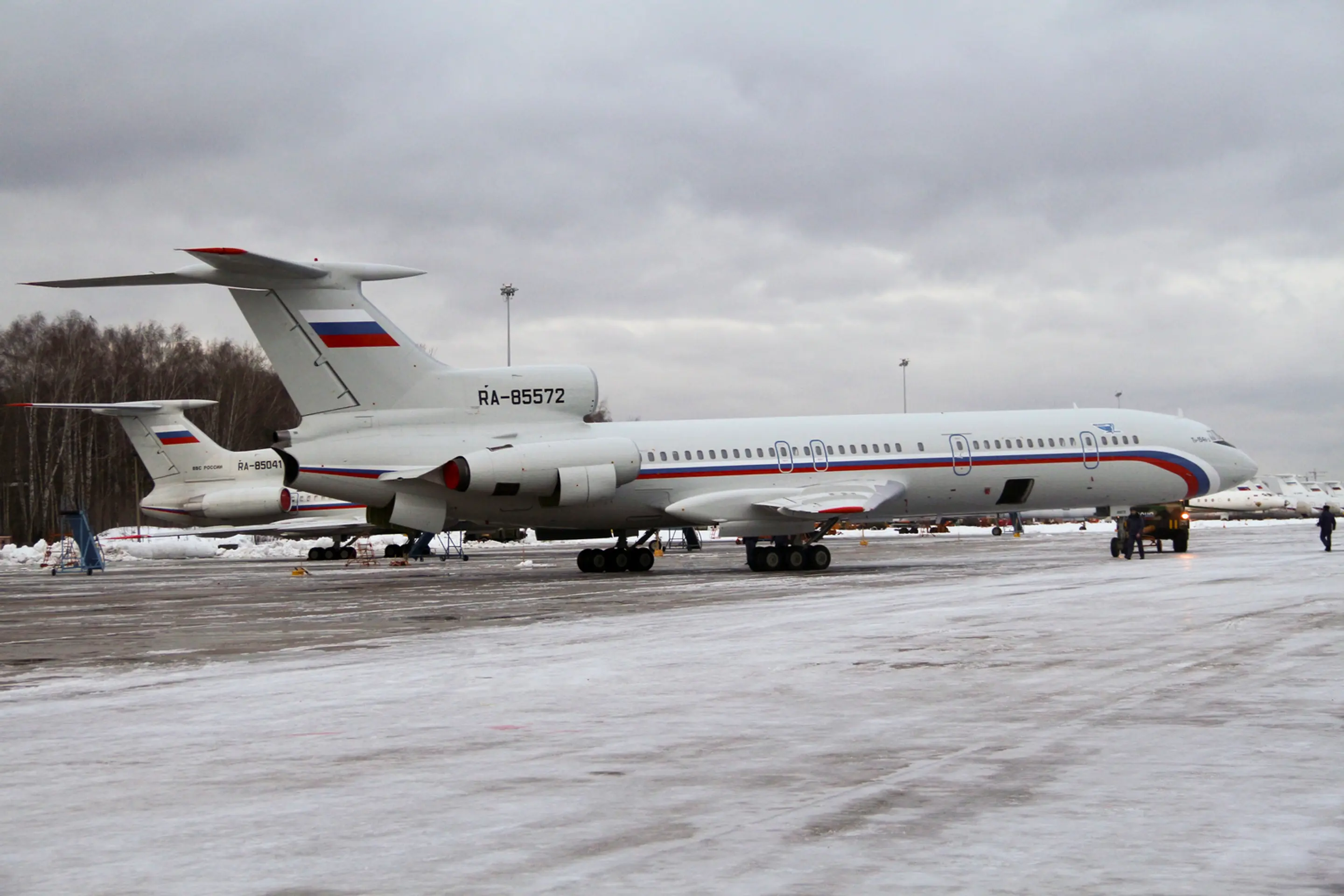 Na archívnej snímke z 15. januára 2015 lietadlo typu Tu-154 s registračným číslom RA-85572 na letisku neďaleko Moskvy.