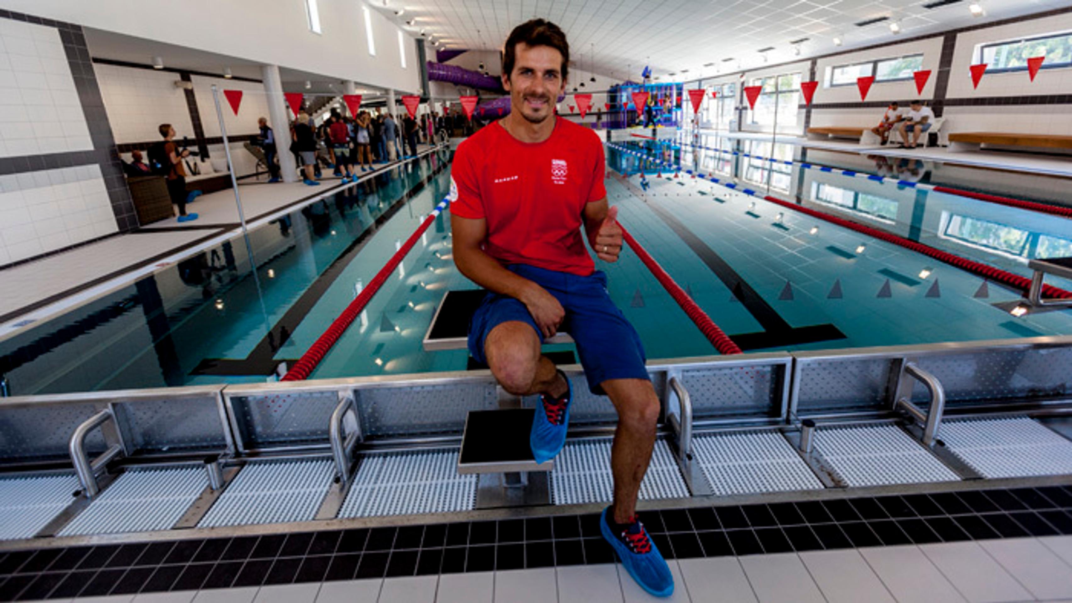 Krstný otec petržalskej plavárne, strieborný olympionik z Ria Matej Beňuš pózuje pri 25-metrovom plaveckom päťdráhovom bazéne.
