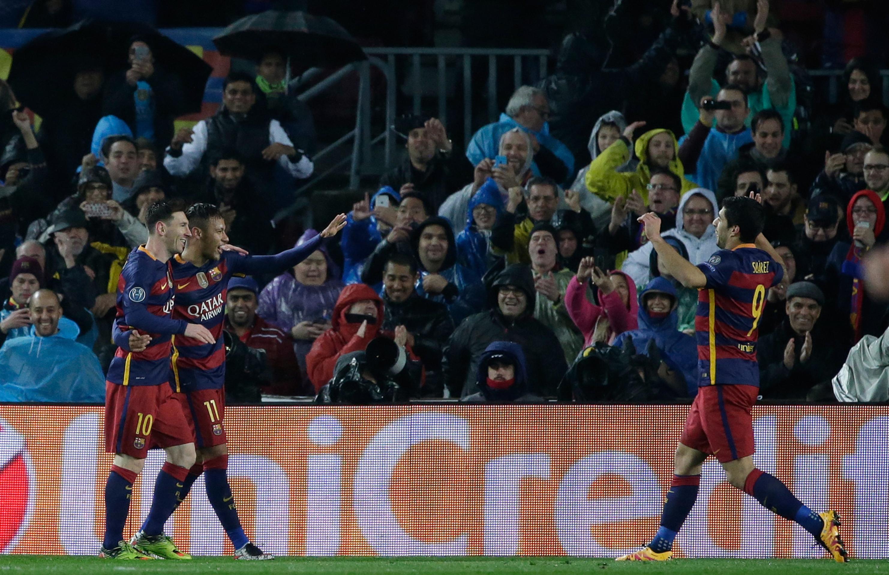 Barcelonské hviezdne trio oslavuje gól do siete Arsenalu počas osemfinále LM.