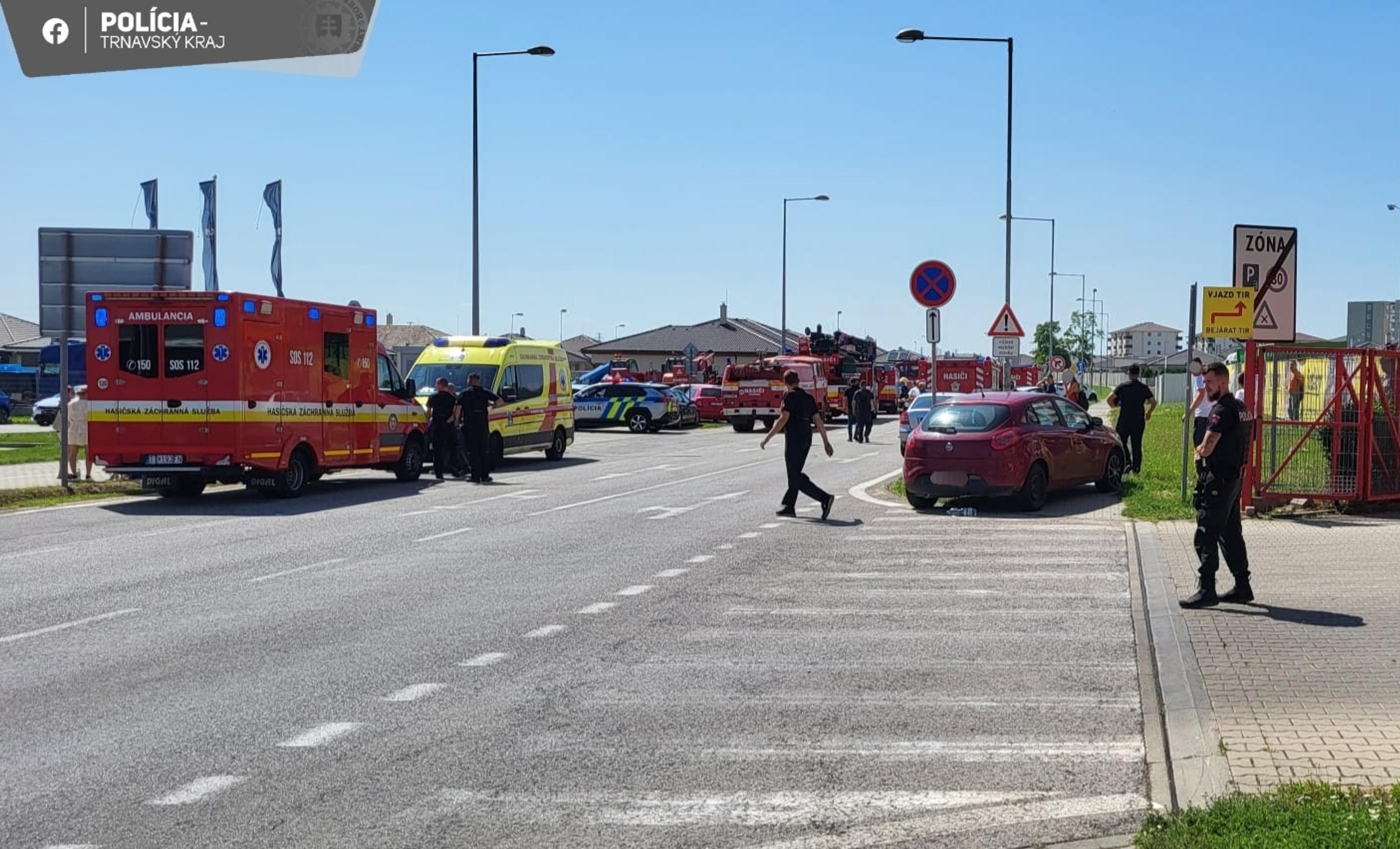 V Dunajskej Strede sa vznietila strecha predajne áut