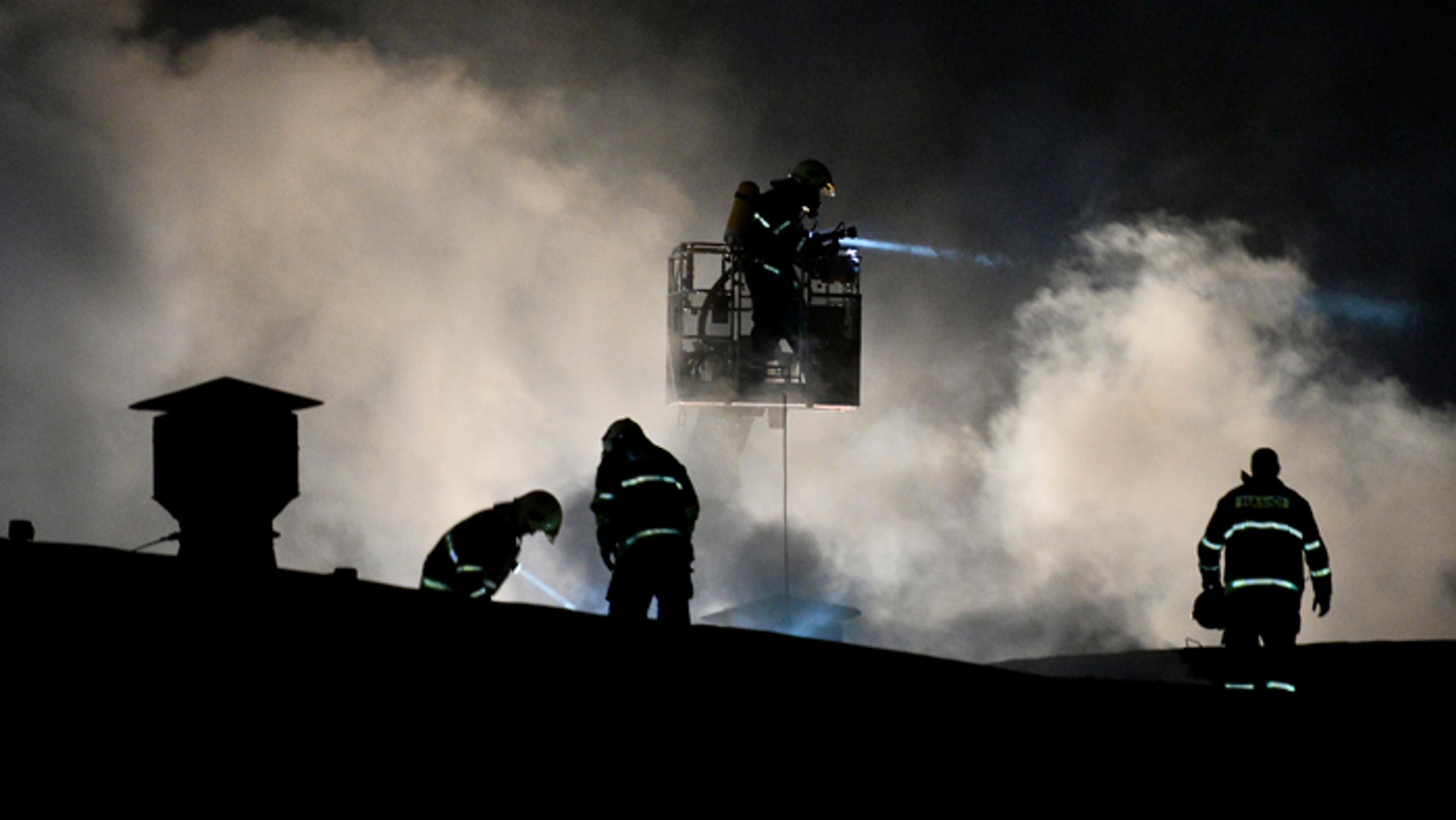 Hasiči likvidujú požiar výrobnej haly v Považskej Bystrici