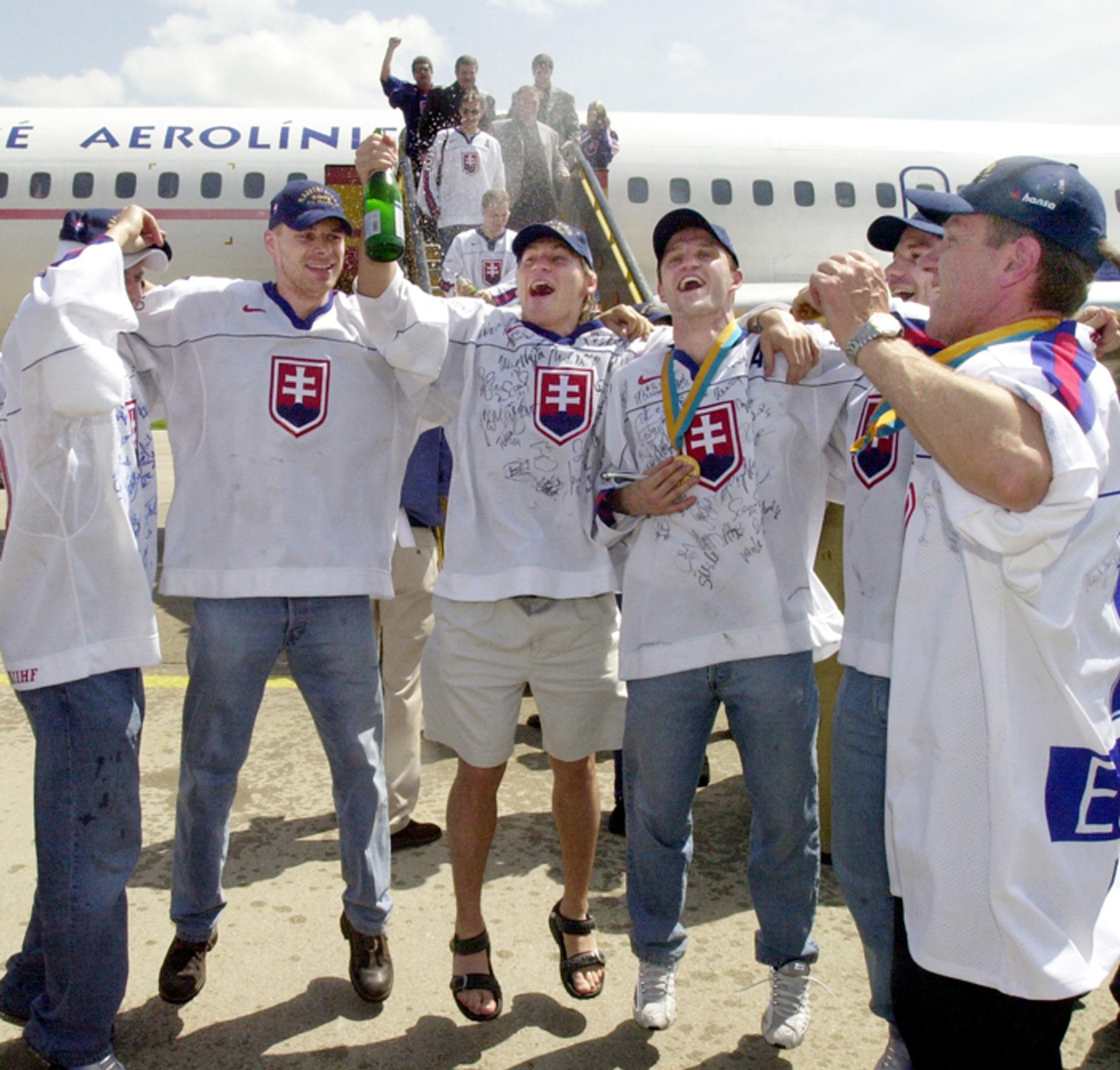 Hokejisti 12. mája 2002 prileteli do Bratislavy z Göteborgu po zisku zlatých medailí.
