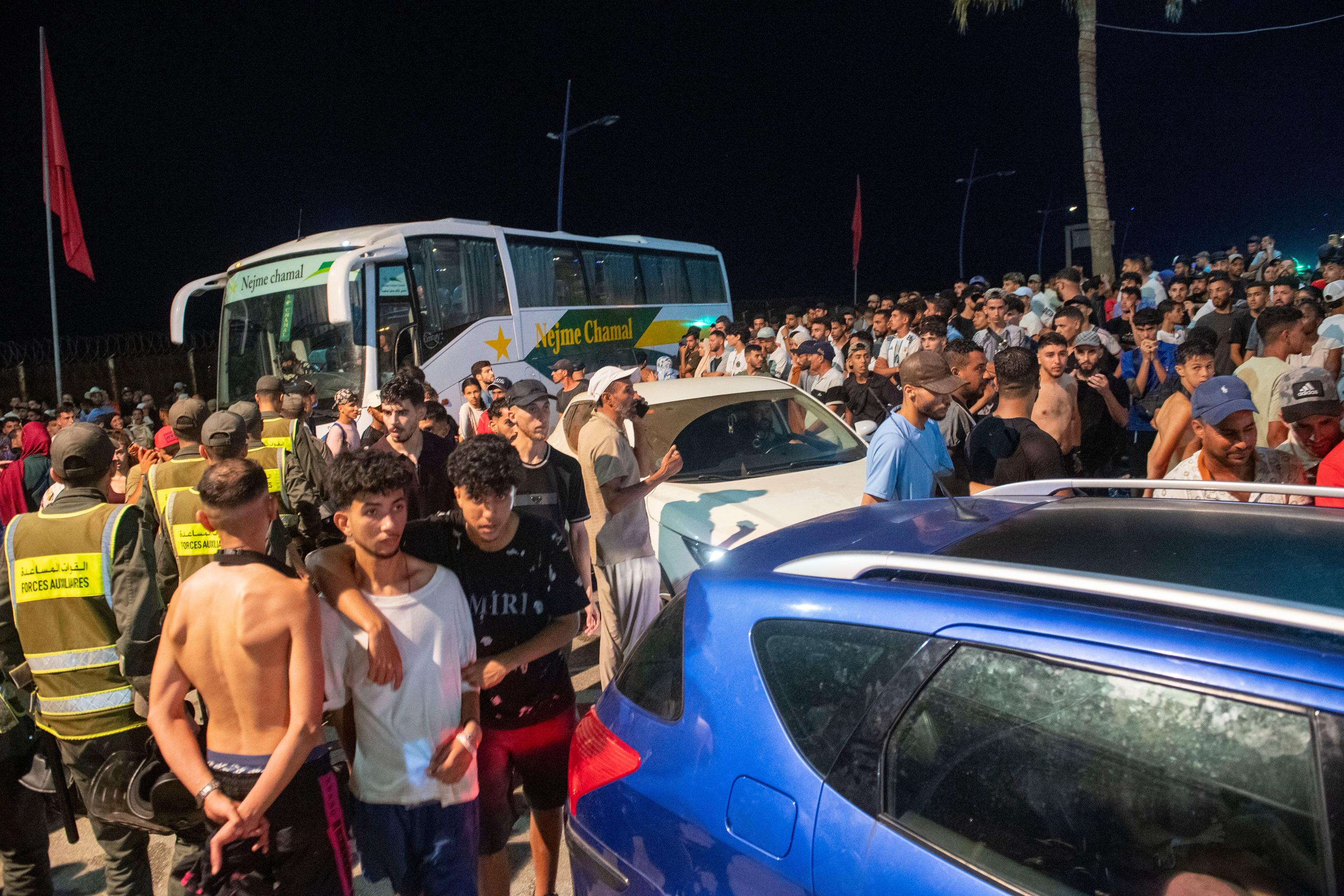 Migranti prenikajú z Maroka do španielskej enklávy Ceuta v severnej Afrike