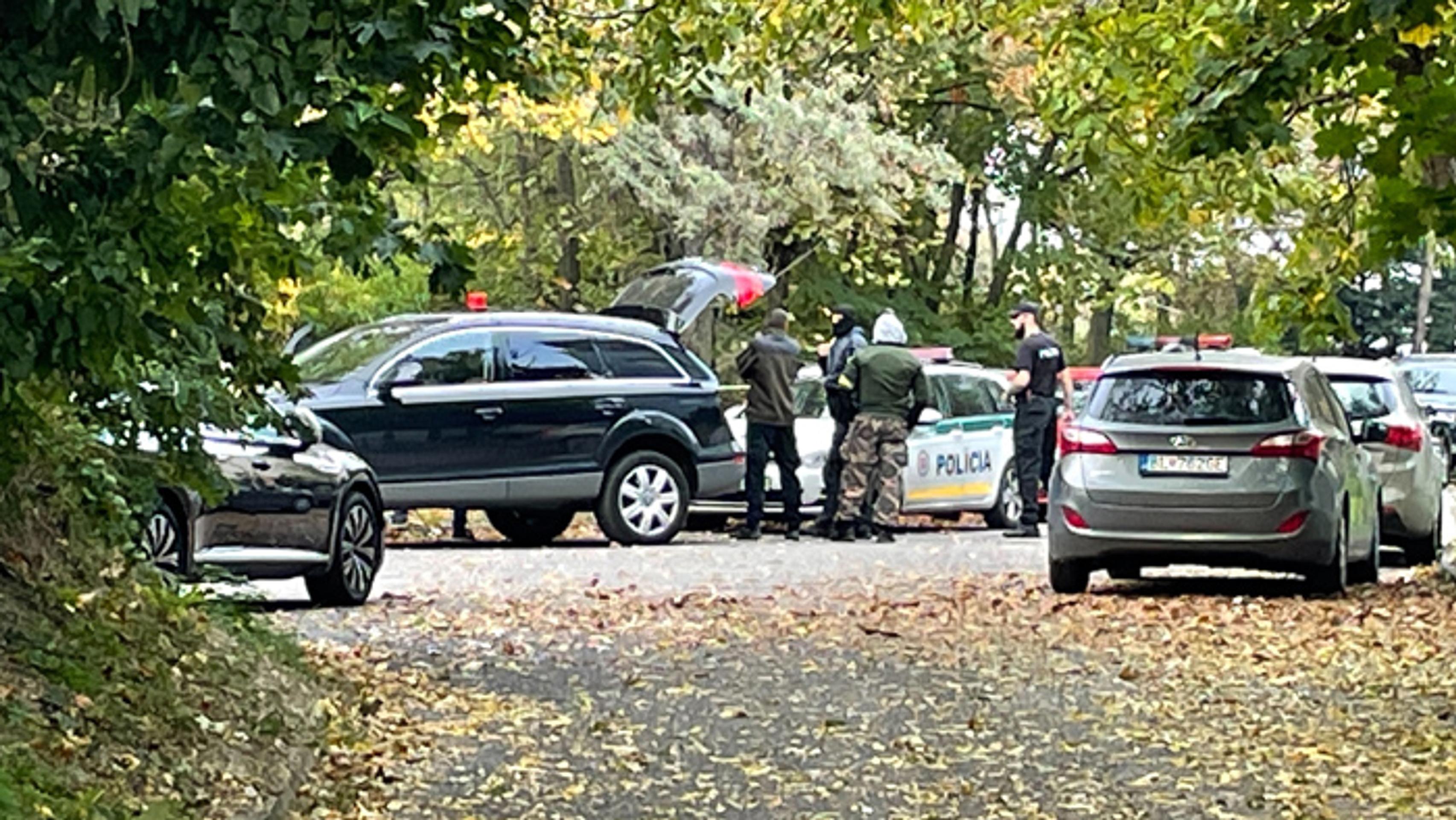 Polícia zaistila miesto, na ktorom našli telo strelca.