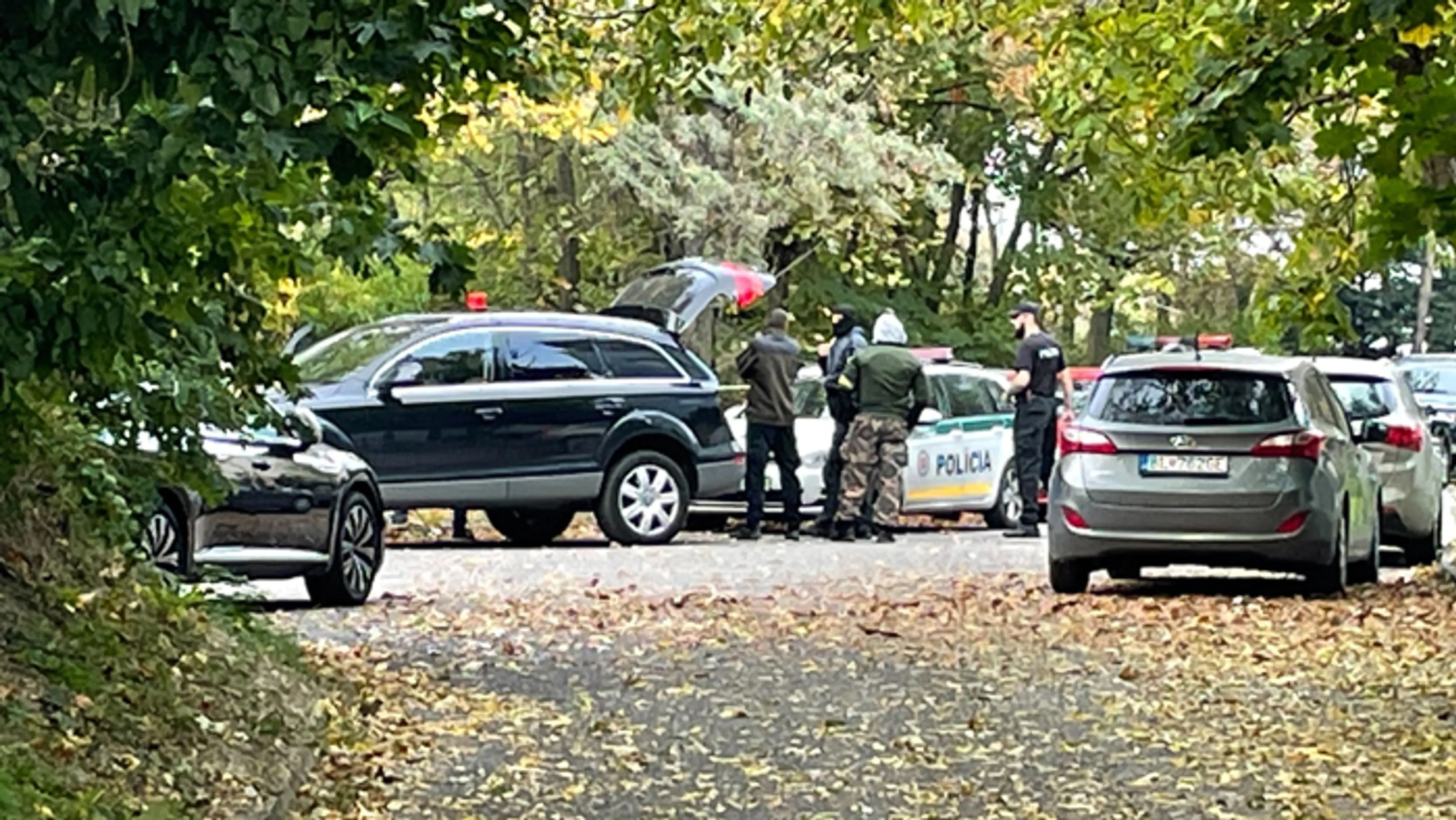 Polícia zaistila miesto, na ktorom našli telo strelca.