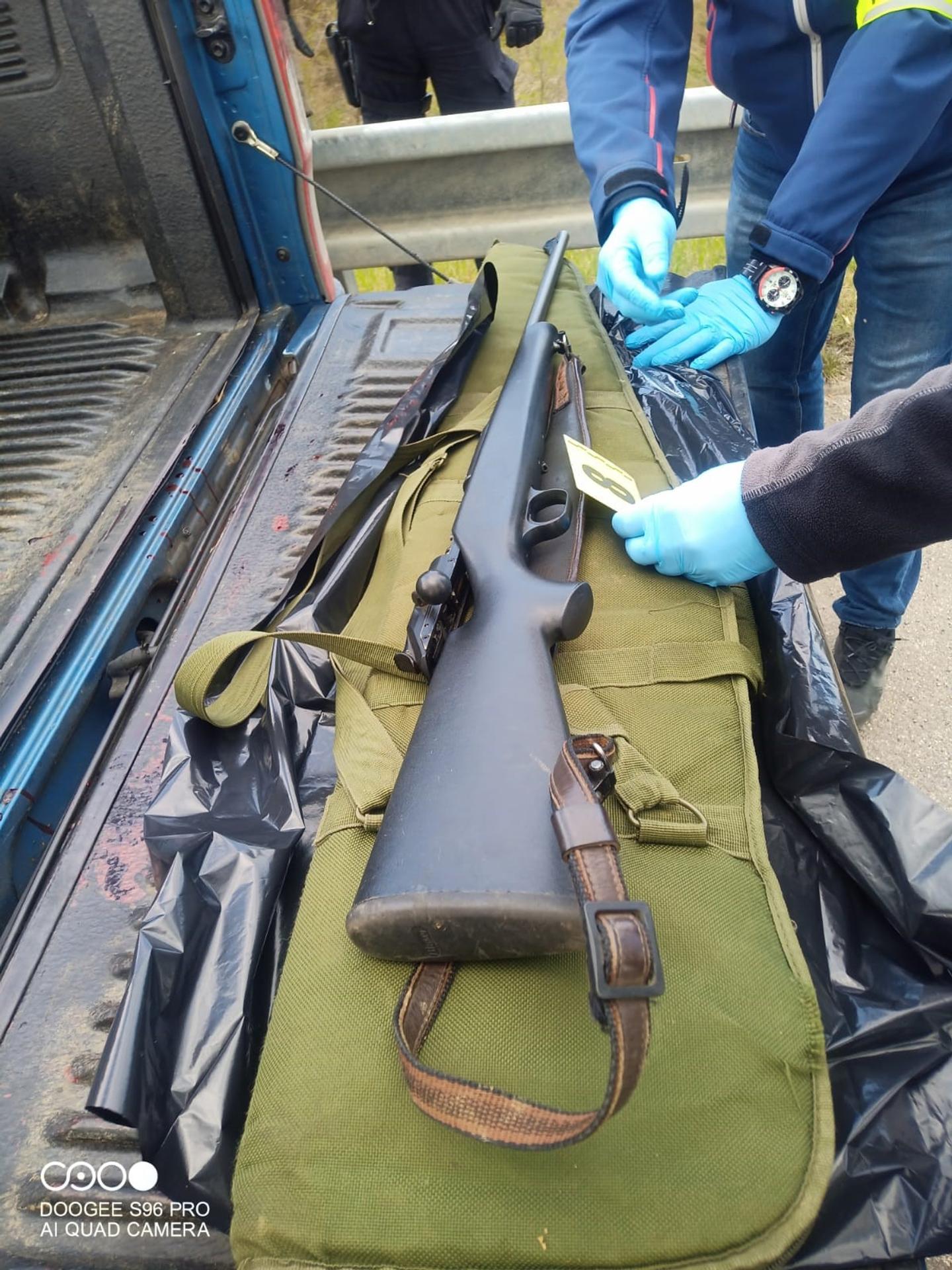 Enviropolícia zadržala troch mužov, ktorí prevážali nelegálne uloveného medveďa.