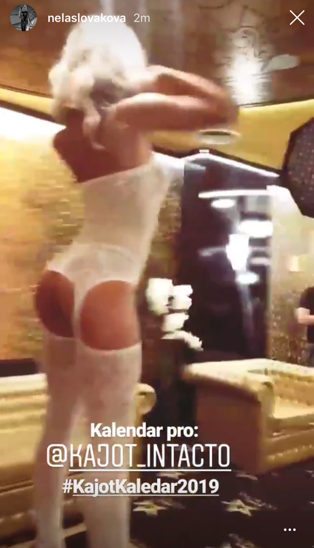 Nela Slováková v erotickej bielizni. 