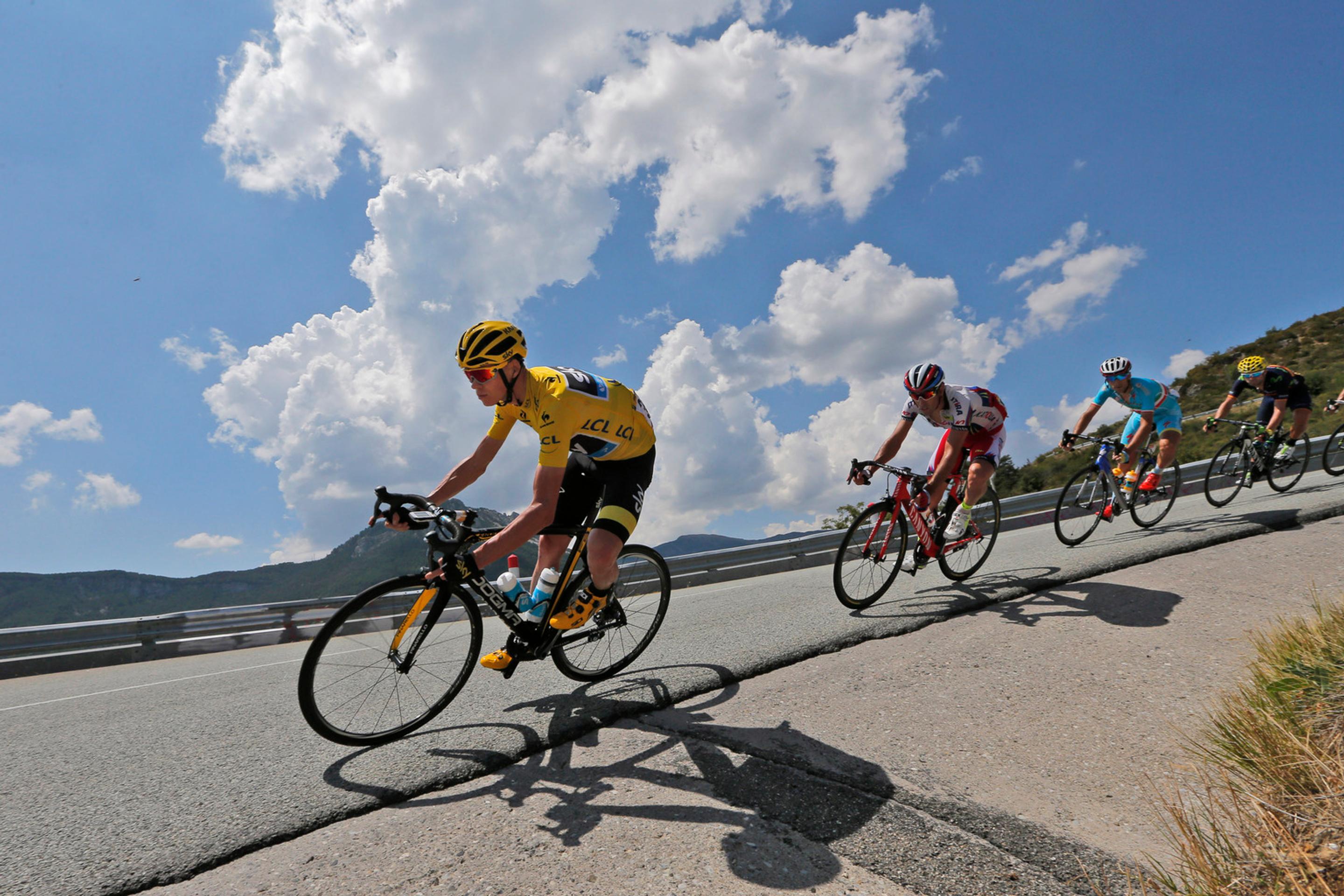 Chris Froome so skupinou favoritov pri zjazde v 17. etape Tour de France.