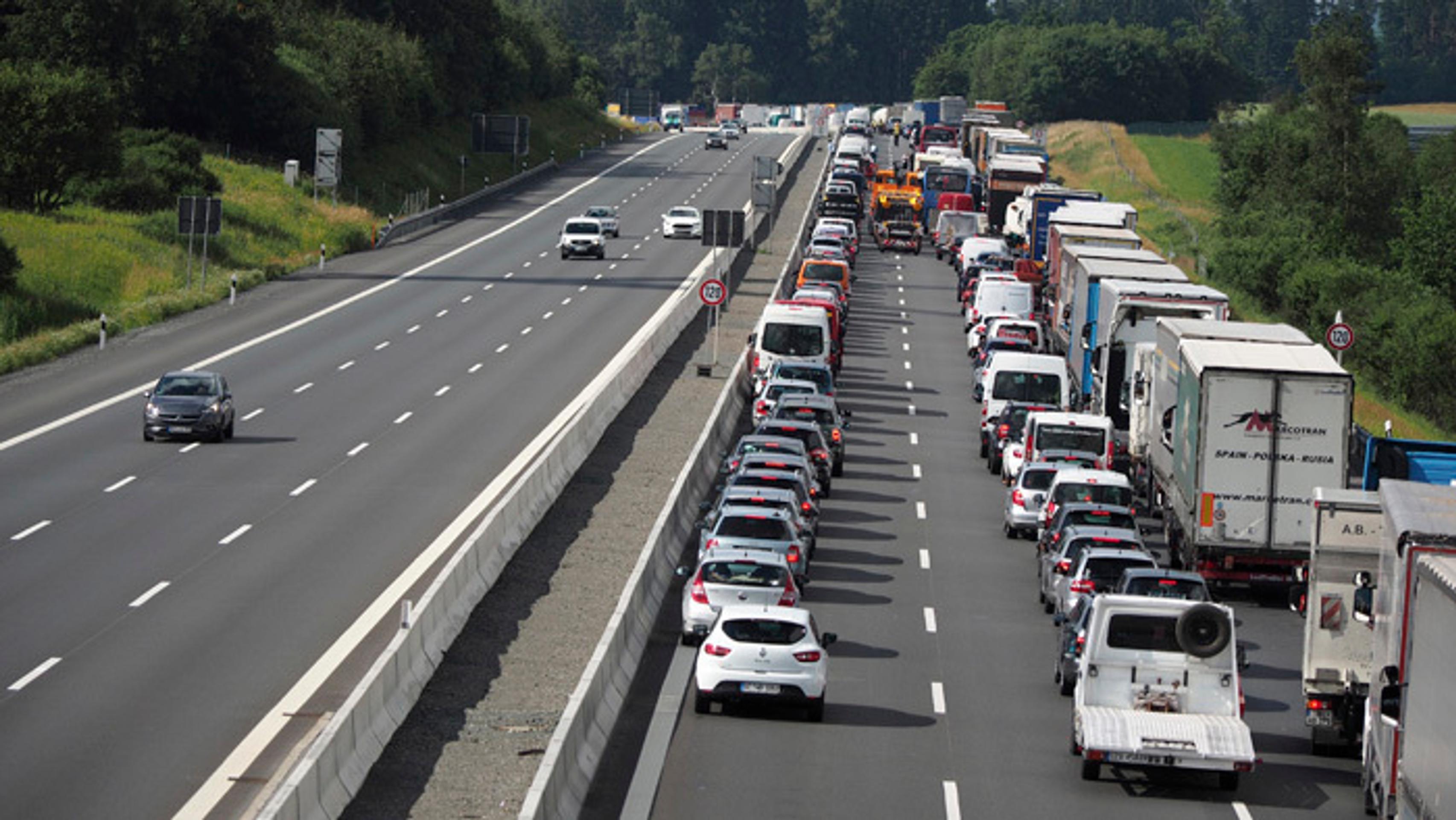 Na danom úseku diaľnice sa tvoria veľké kolóny. 
