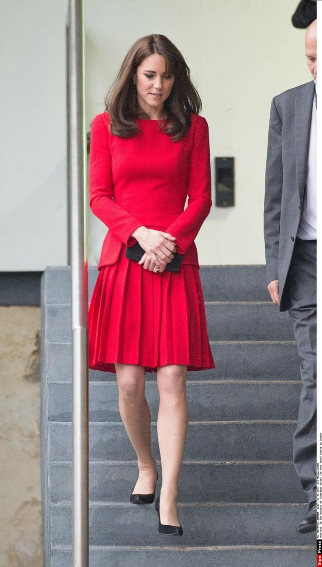 Kate Middleton v červenej sukni a saku.