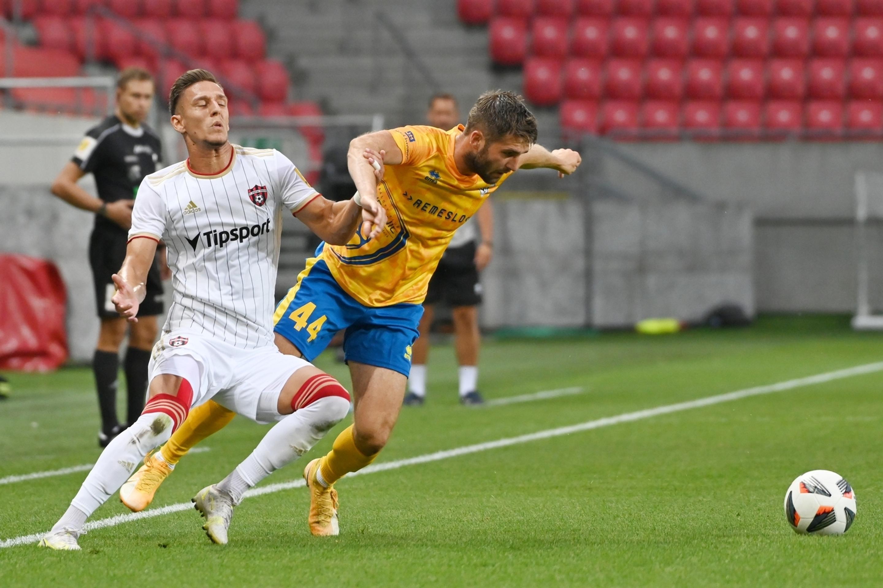 Na snímke vľavo hráč Trnavy Alex Iván a hráč Pohronia Timotej Záhumenský.