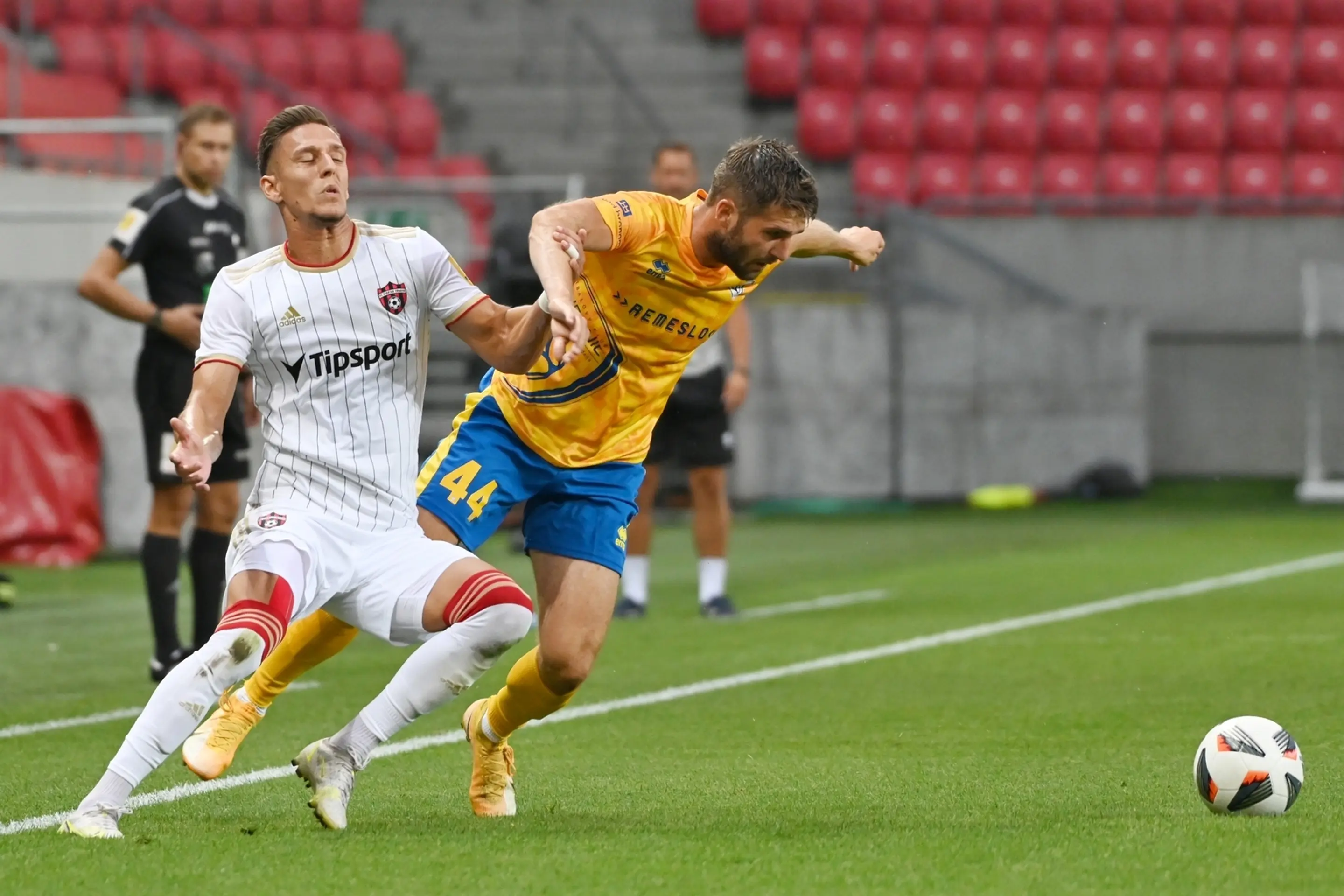 Na snímke vľavo hráč Trnavy Alex Iván a hráč Pohronia Timotej Záhumenský.