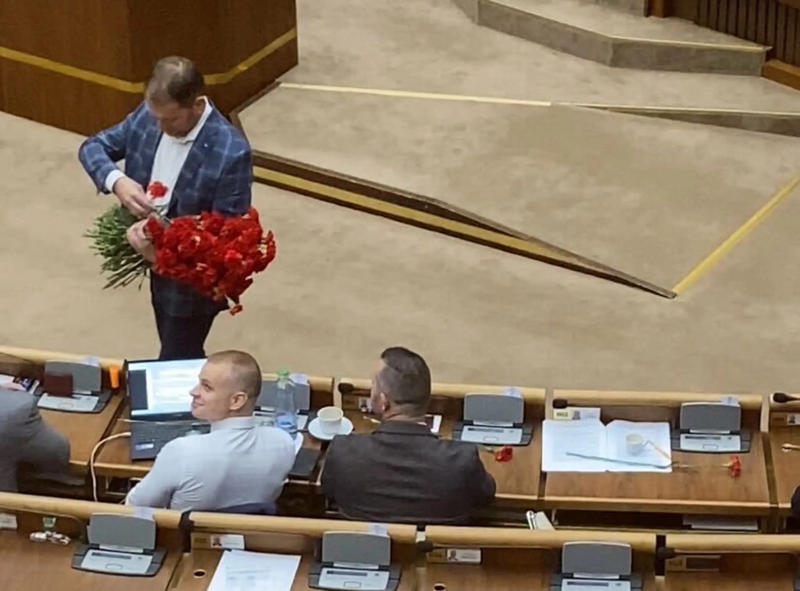 Matovič rozdával v pléne NRSR karafiáty.
