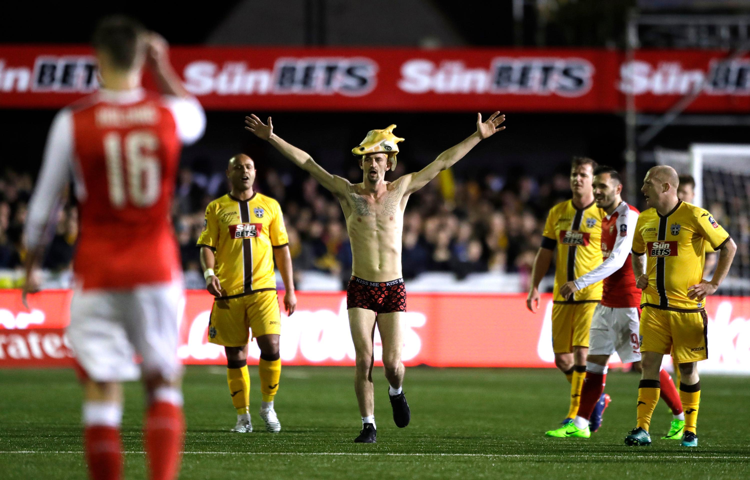 Fanúšik Suttonu vbehol na trávnik počas duelu jeho tímu v 5. kole FA Cupu proti Arsenalu.