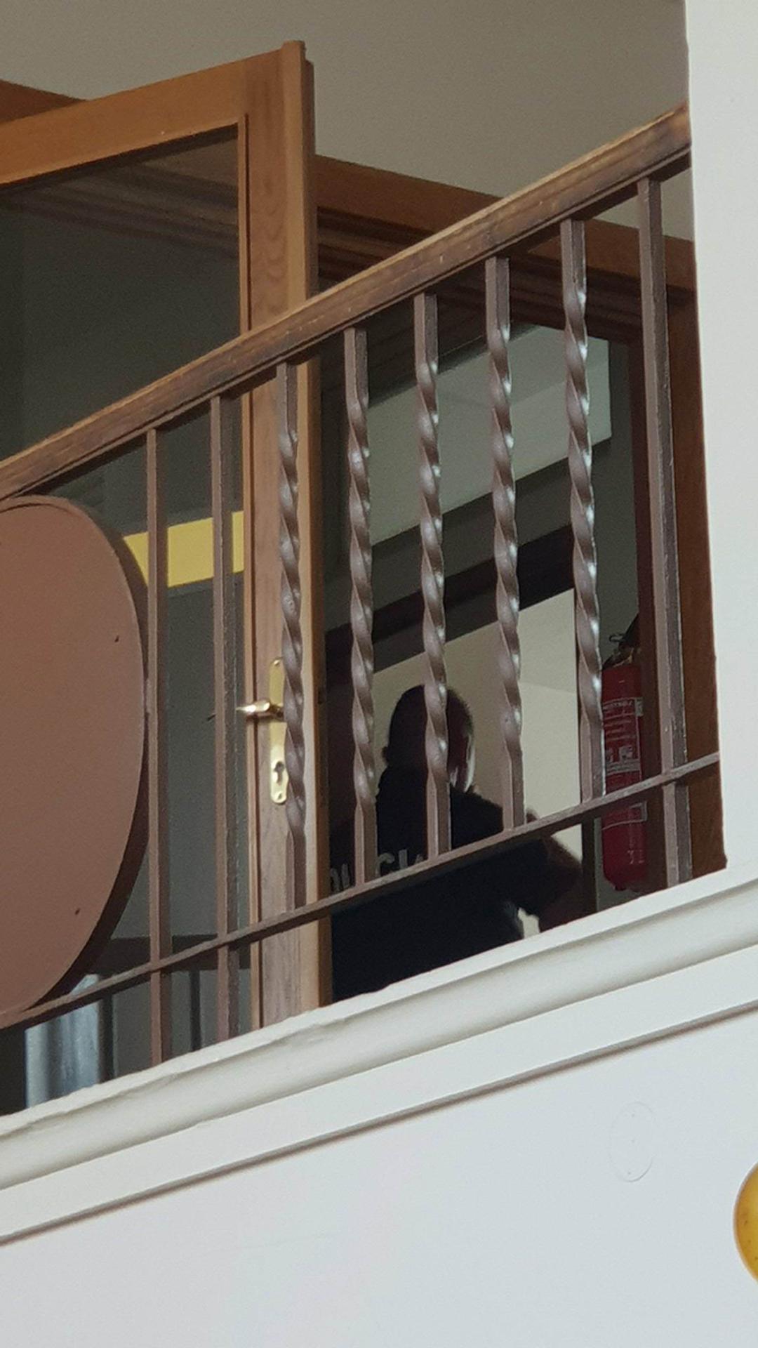 Policajt na OÚ v Nitre, kde sa strieľalo.