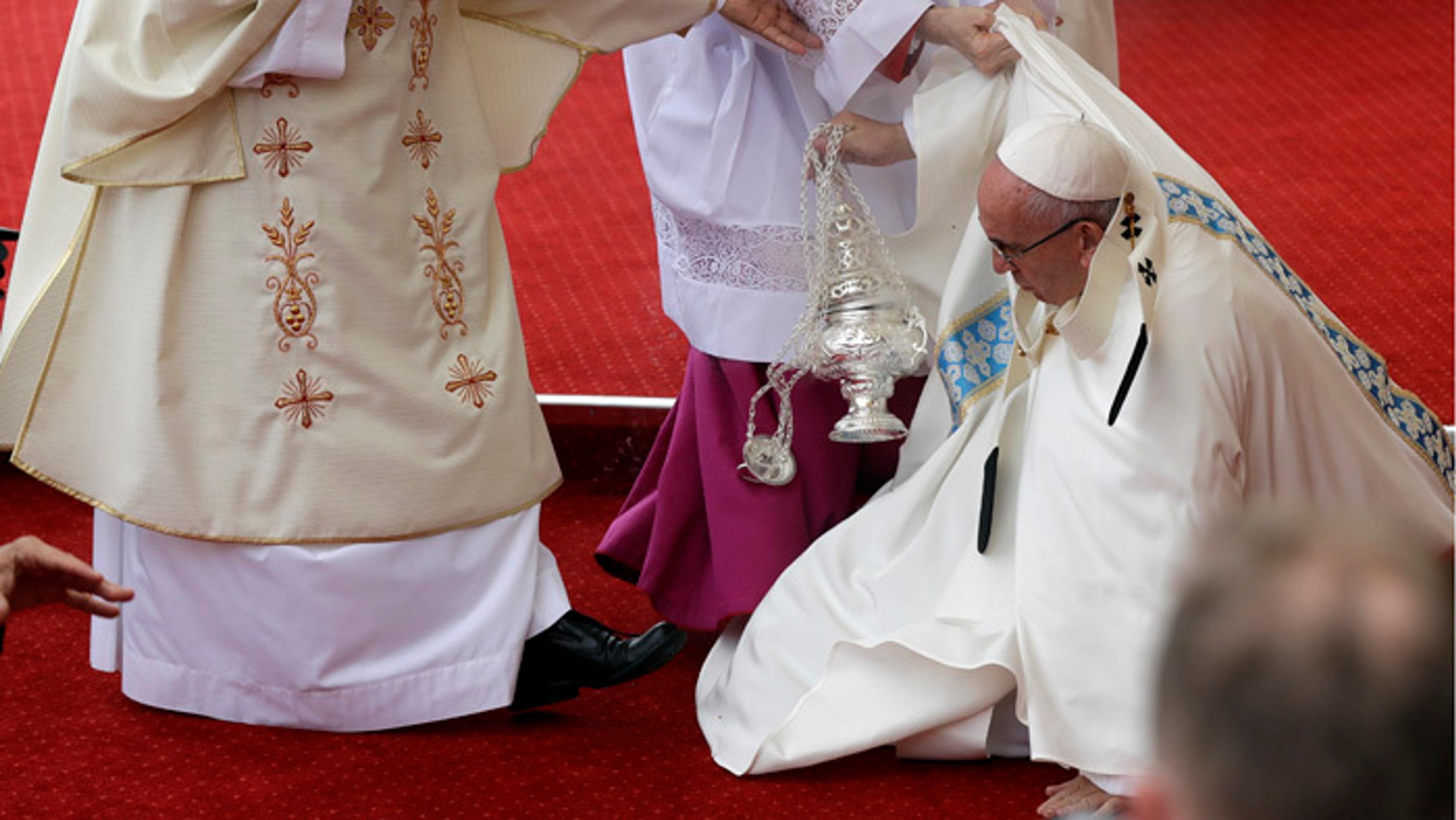 Pápež František sa pošmykol počas príchodu na slávnostnú svätú omšu v Czestochowej. 