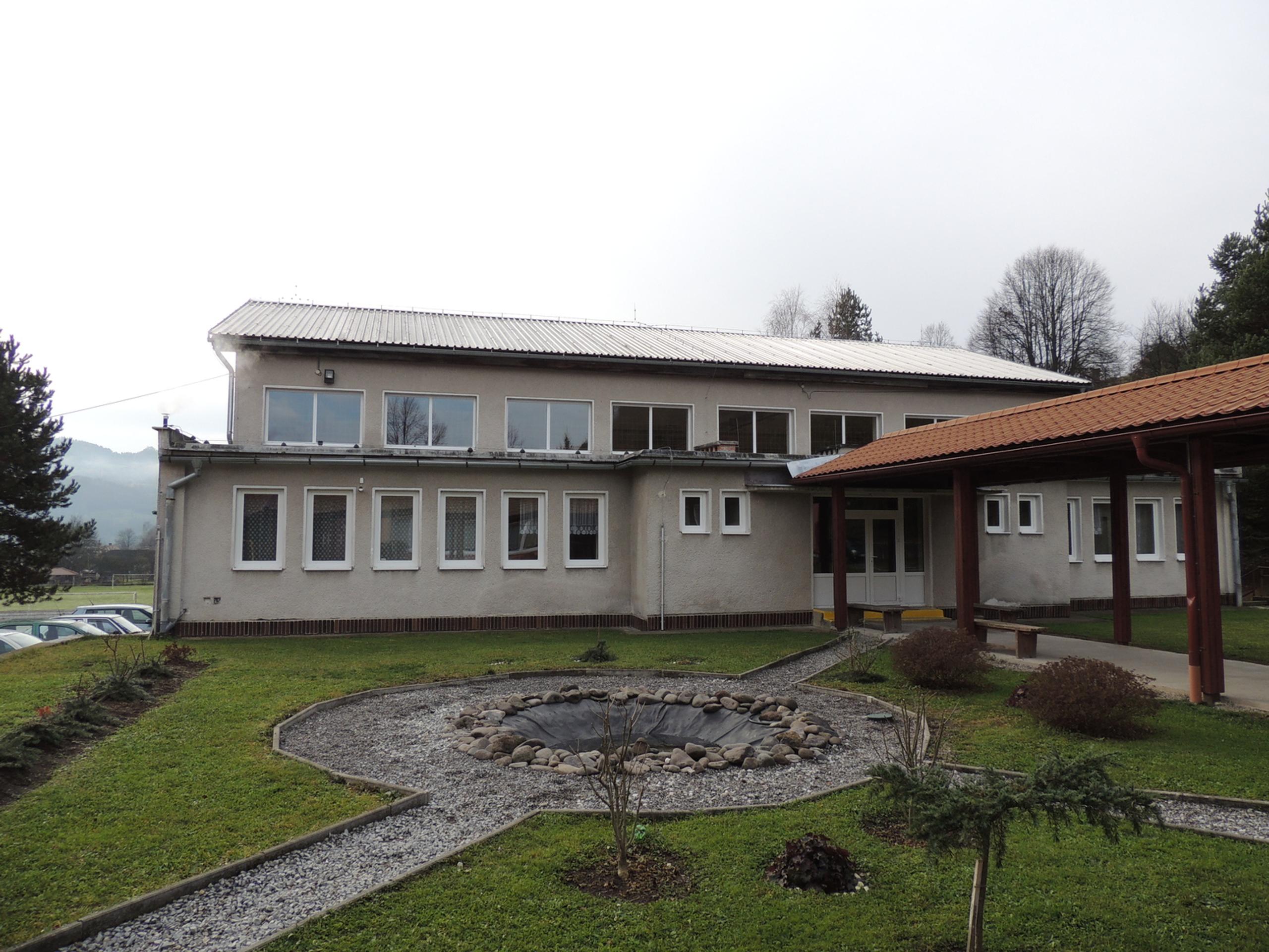 Na snímke jazierko pri telocvični v Základnej škole Župkov