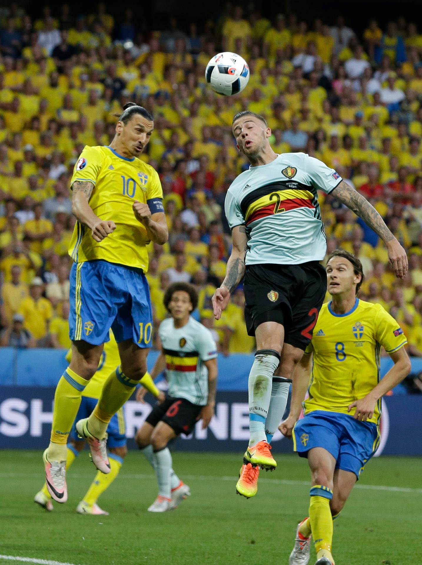 Na snímke vľavo švédsky útočník Zlatan Ibrahimovič a vpravo belgický hráč Toby Alderweireld.