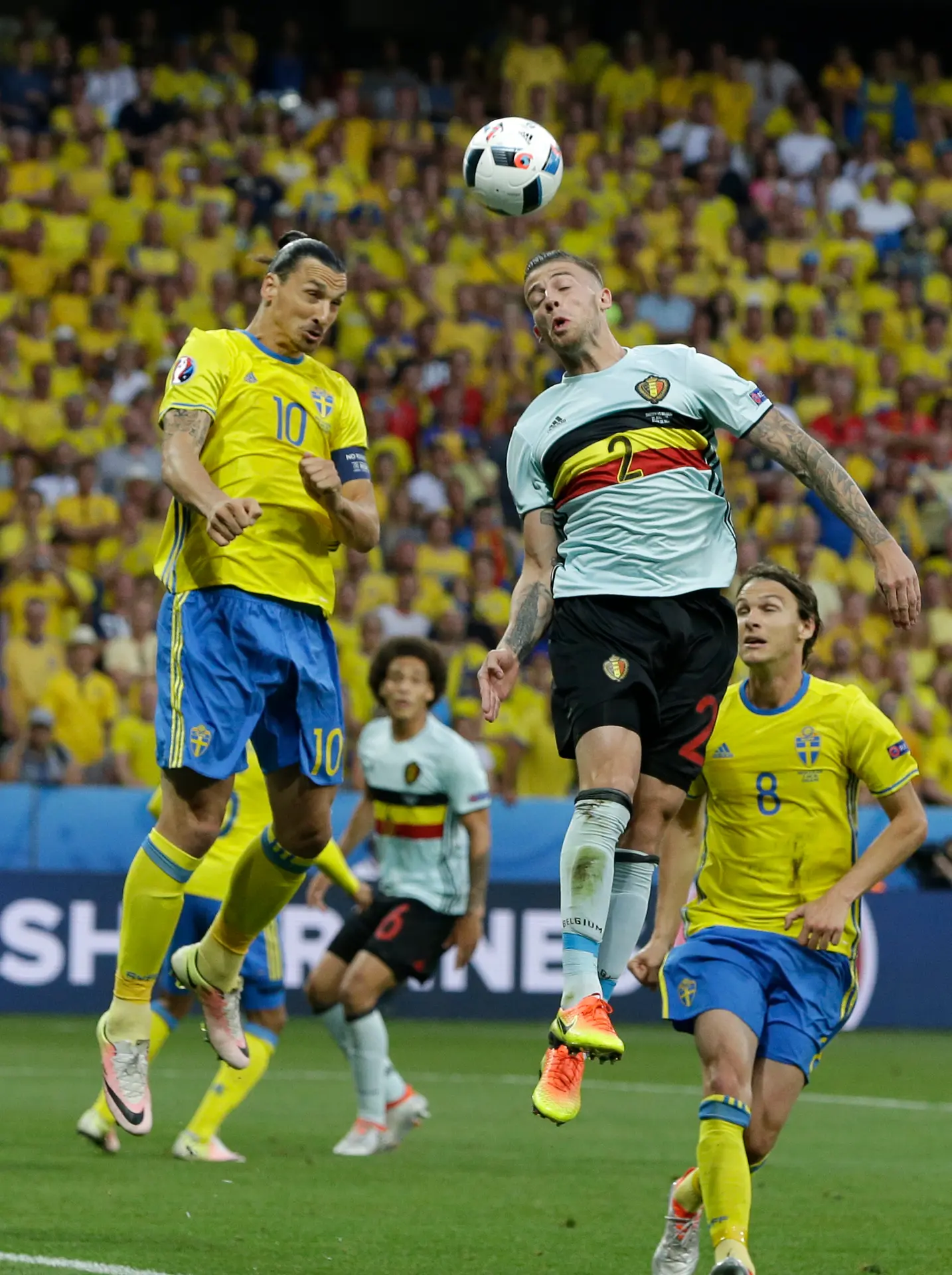 Na snímke vľavo švédsky útočník Zlatan Ibrahimovič a vpravo belgický hráč Toby Alderweireld.